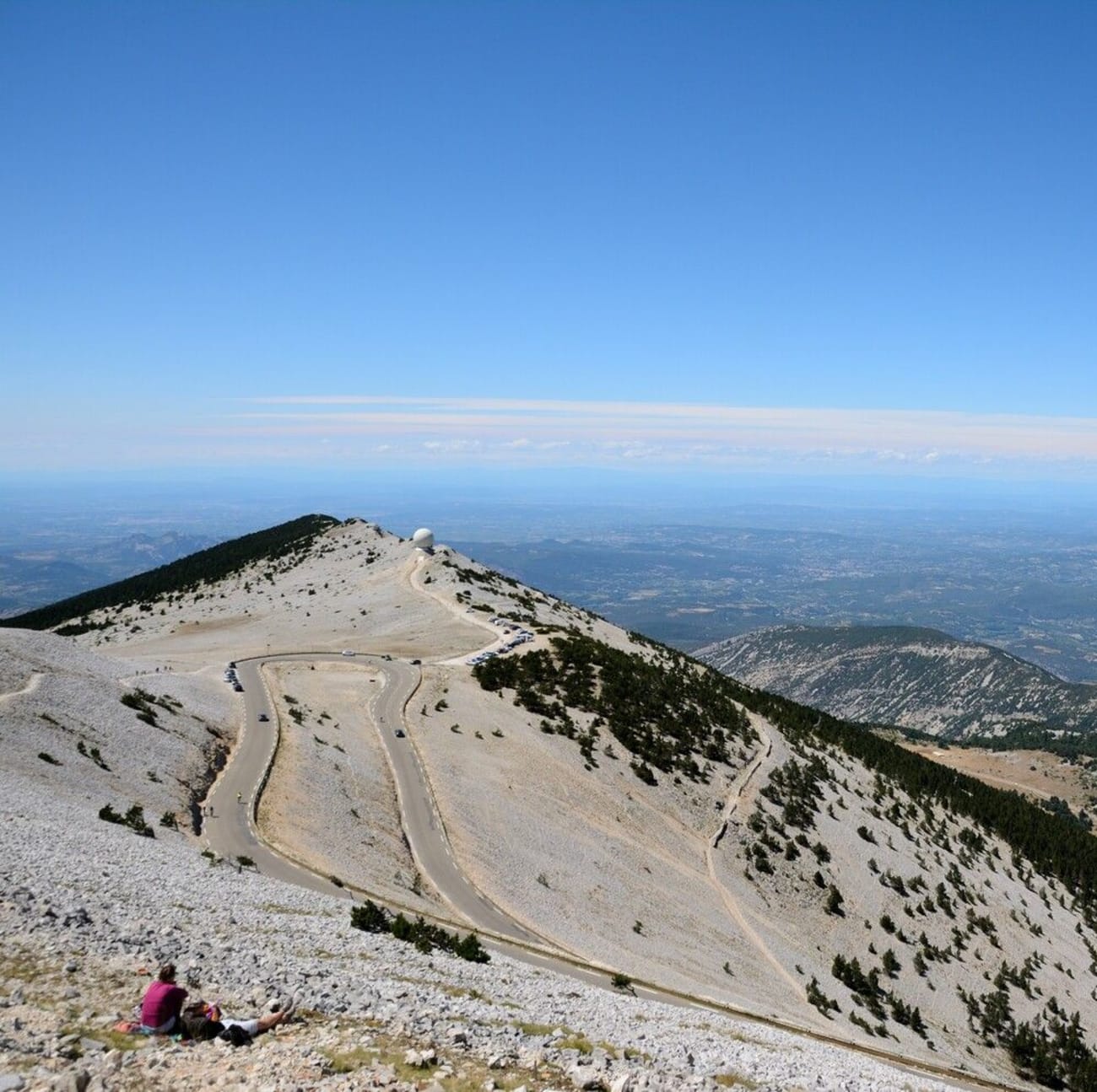 Vue depuis le belvédère Sud du mont Ventoux en randonnée.
