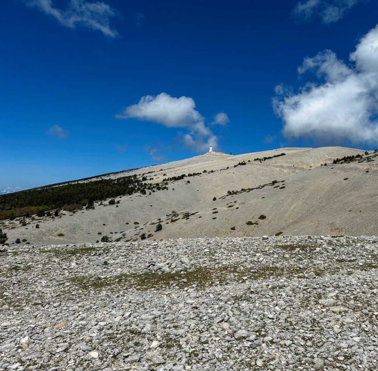 Point de vue lors d'une randonnée au mont Ventoux à proximité de Bédouin.