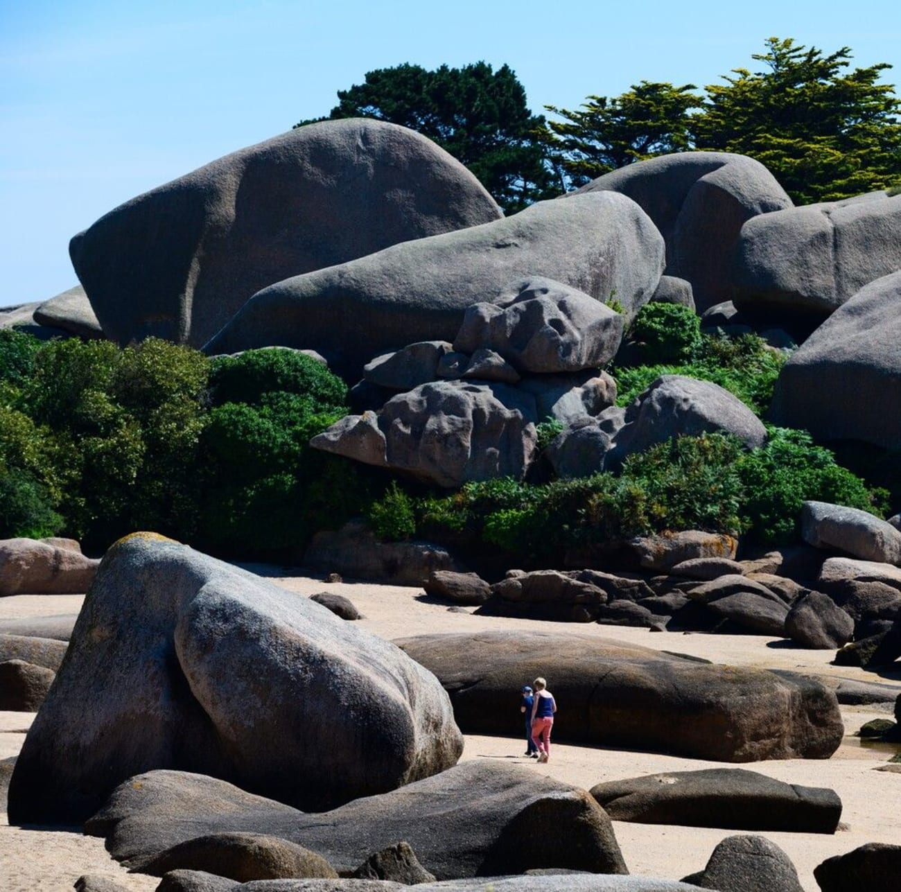 Randonneurs sur l'île Renote.