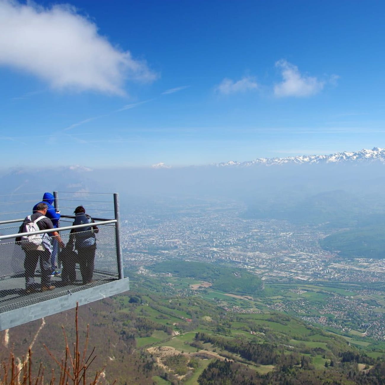 Randonnée Vercors : personnes sur passerelle au-dessus d'une ville