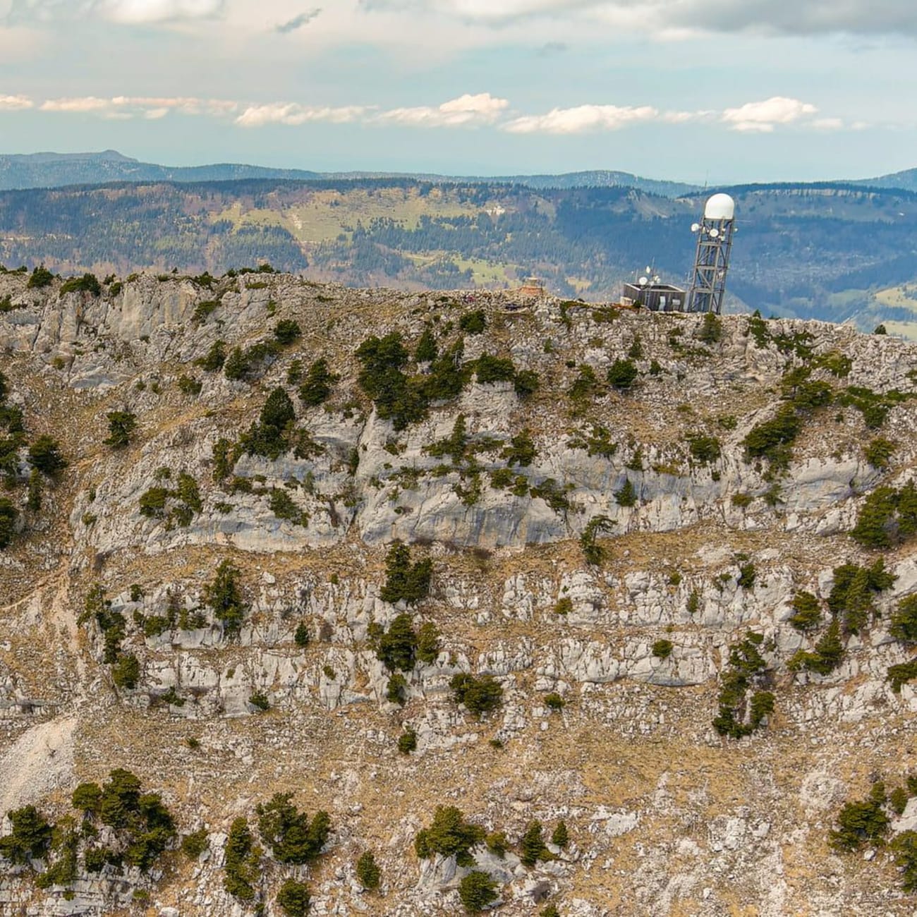 Randonnée Vercors : crête rocheuse et antenne sur le dessus
