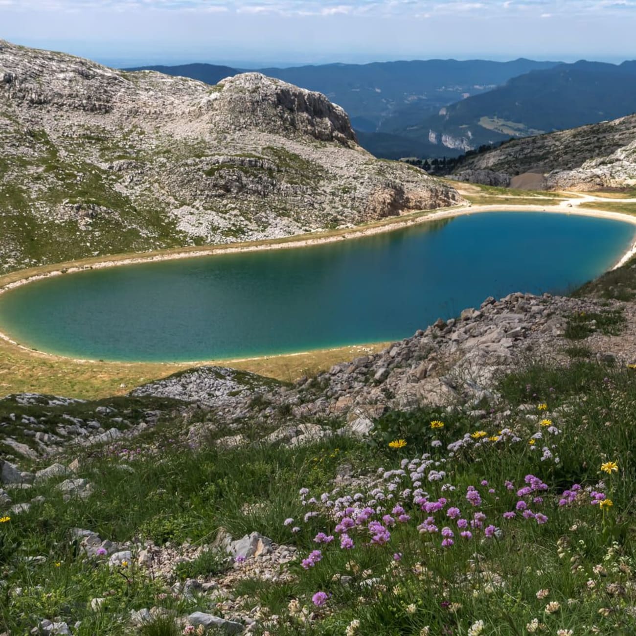 Randonnée Vercors : étendue d'eau turquoise entourée de montagnes