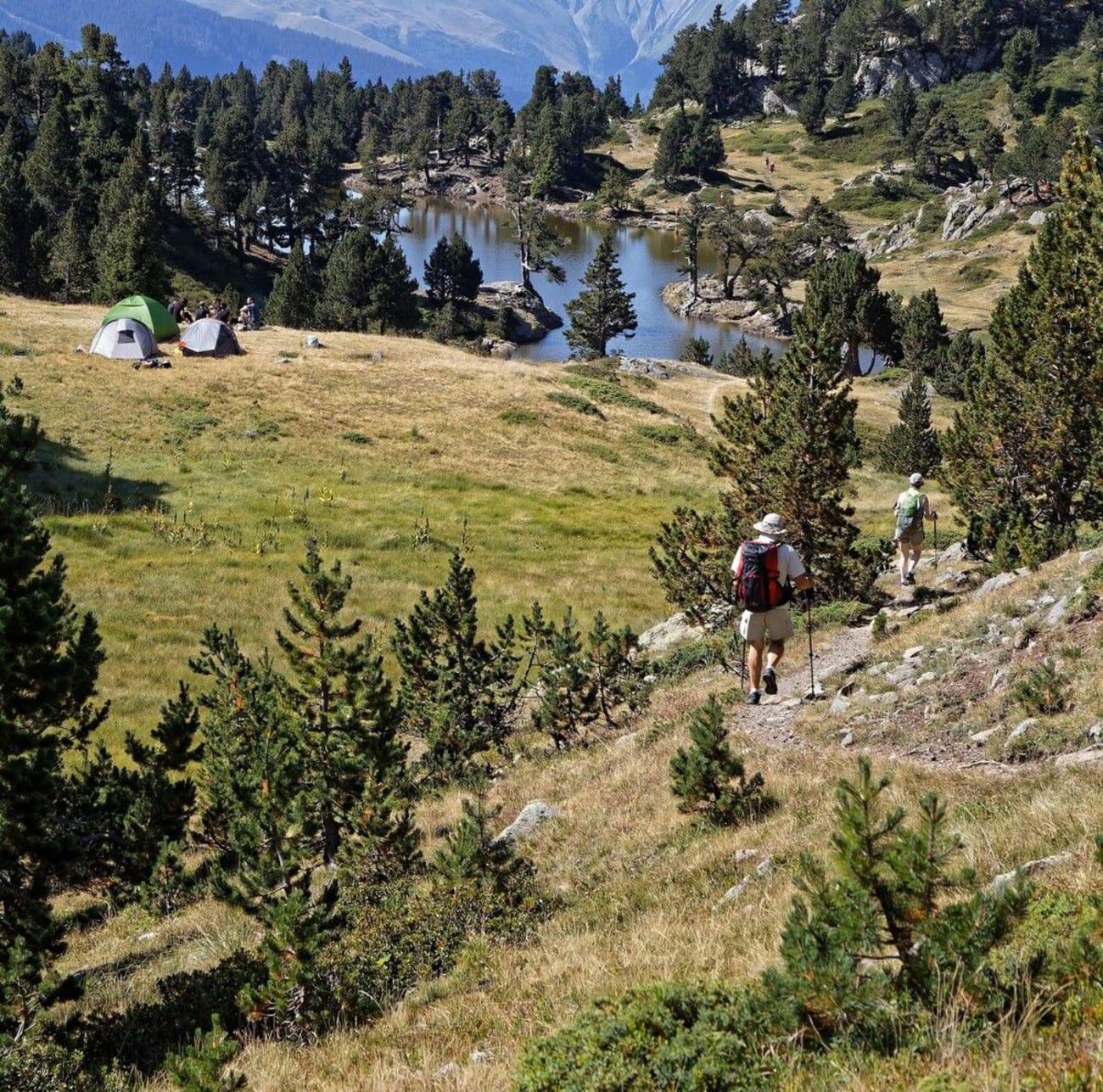 Randonneurs et bivouac au lac Achard en Isère.