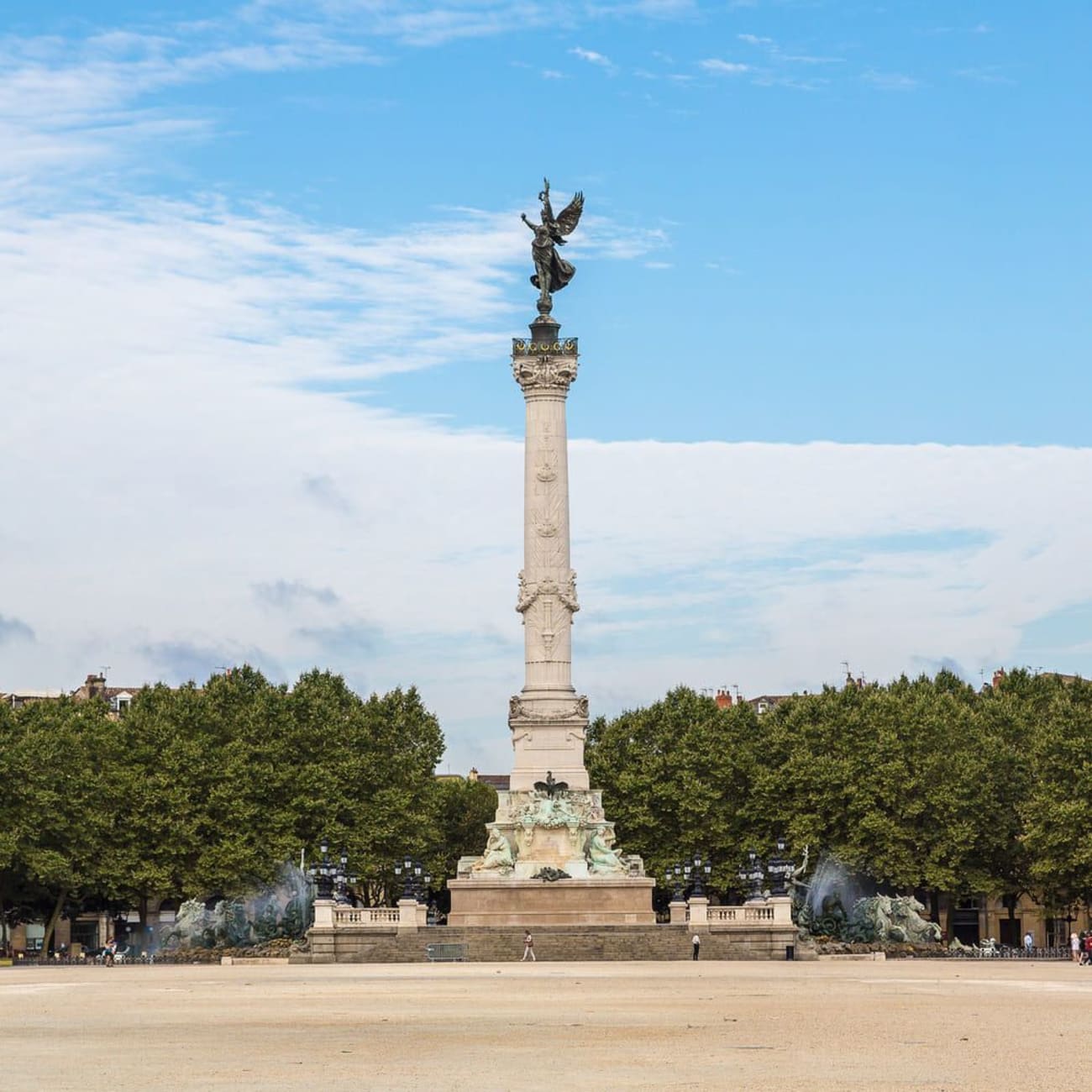 Randonnée Bordeaux : grande colonne blanche avec statue dessus, entourée d'arbres