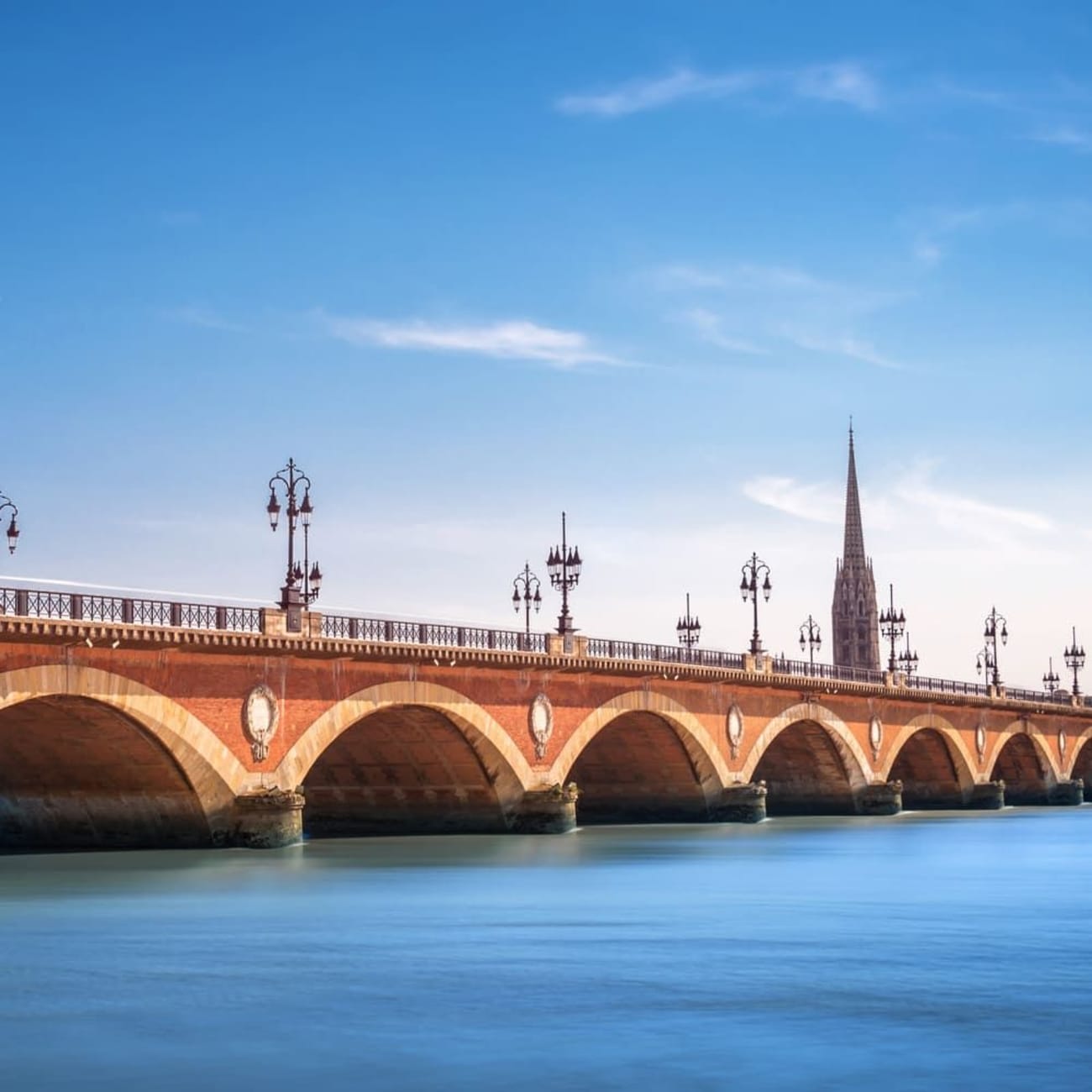 Randonnée Bordeaux : pont orangé et clocher au loin