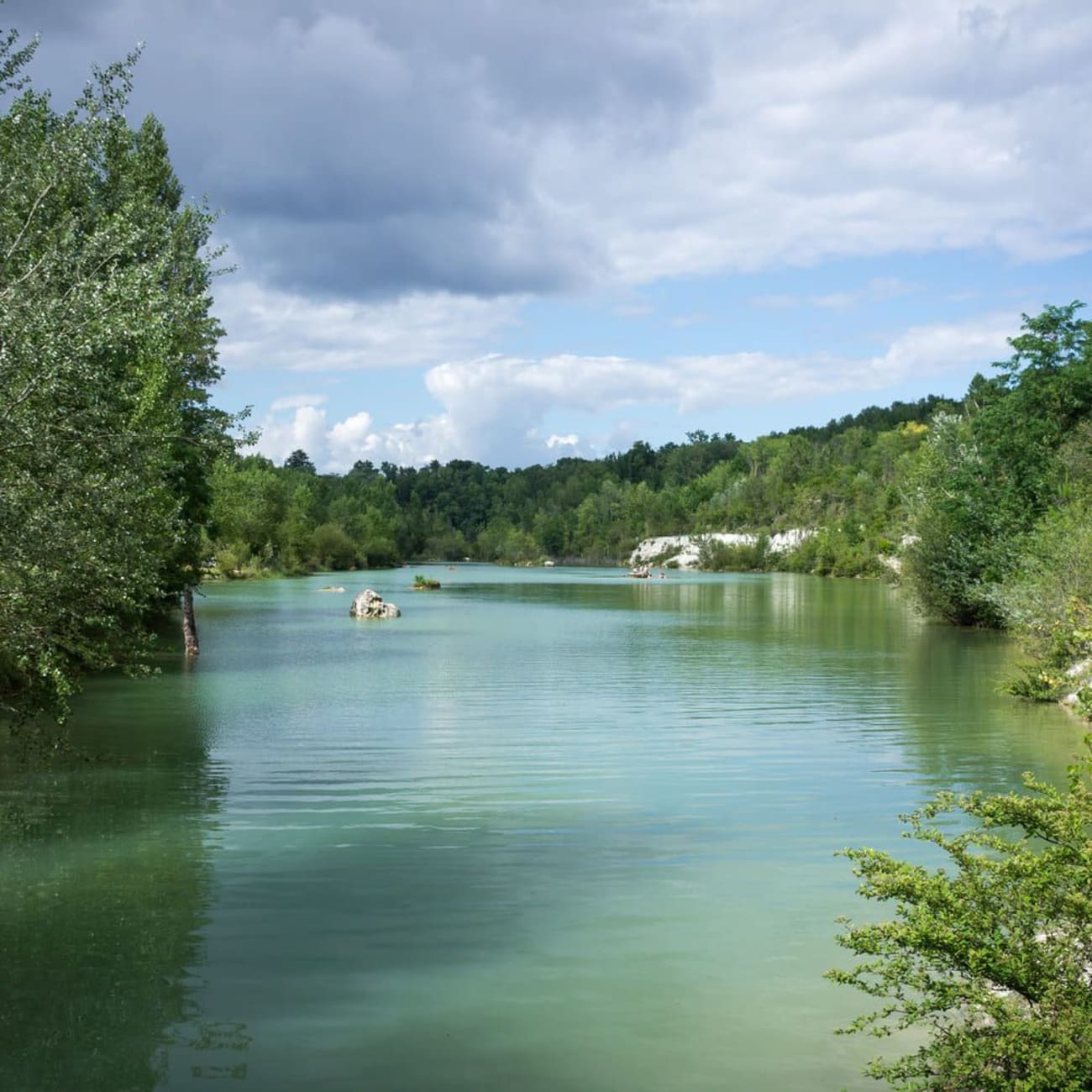 Randonnée Bordeaux : eau claire serpentant entre verdure