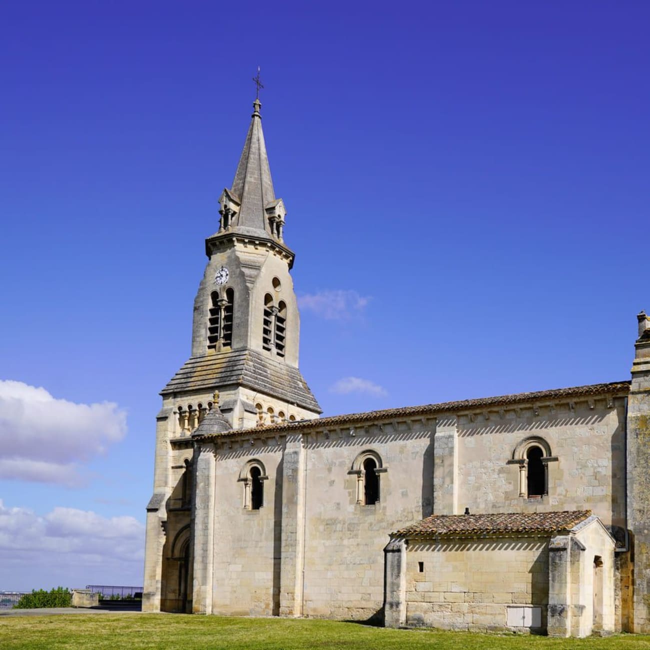 Randonnée Bordeaux : édifice religieux aux façades claires sous ciel bleu