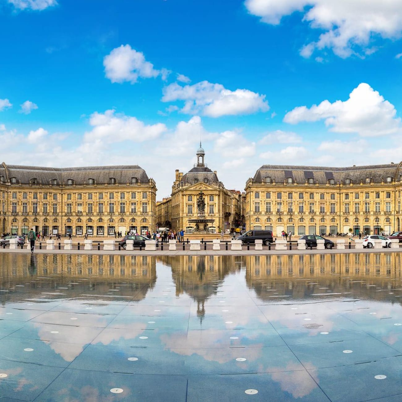Randonnée Bordeaux : grand monument avec fenêtres se reflétant dans fine étendue d'eau