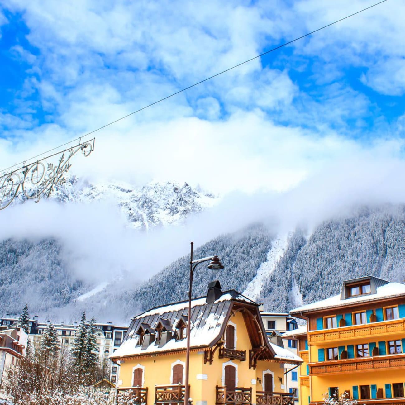 Randonnée raquettes Chamonix : grandes bâtisses au pied de montagnes enneigées