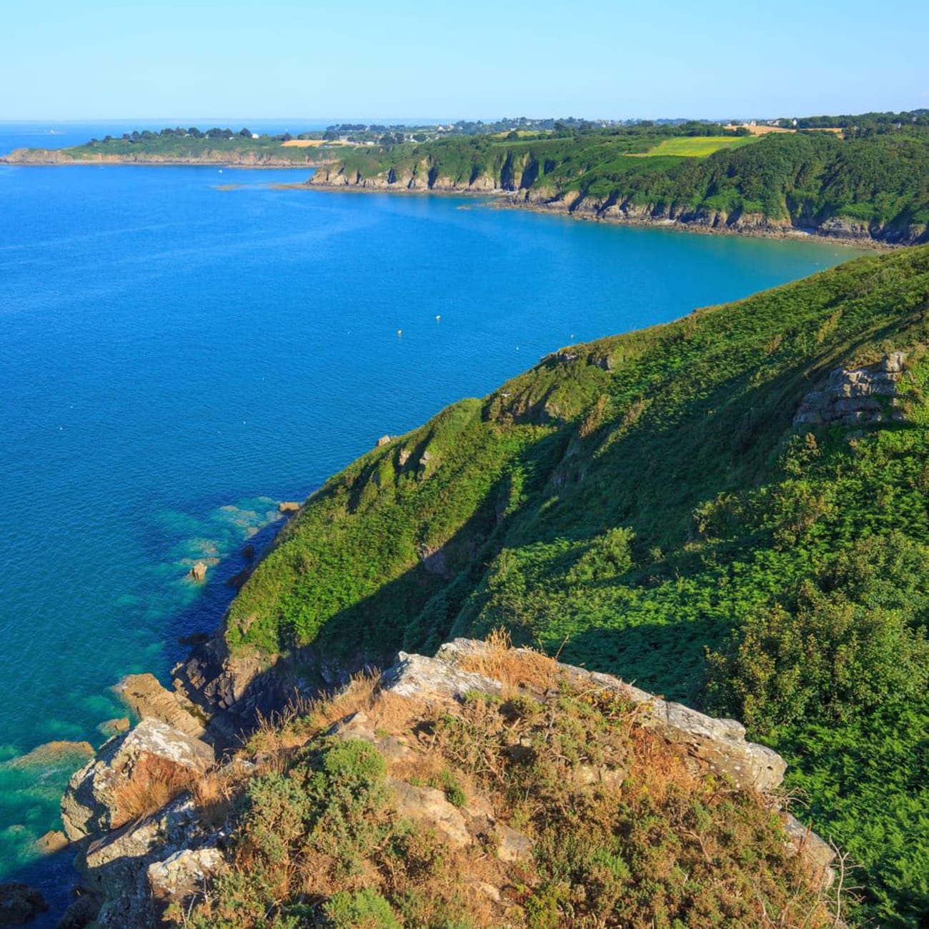 Randonnée pointe de Plouha : falaises verdoyantes surplombant la mer bleue