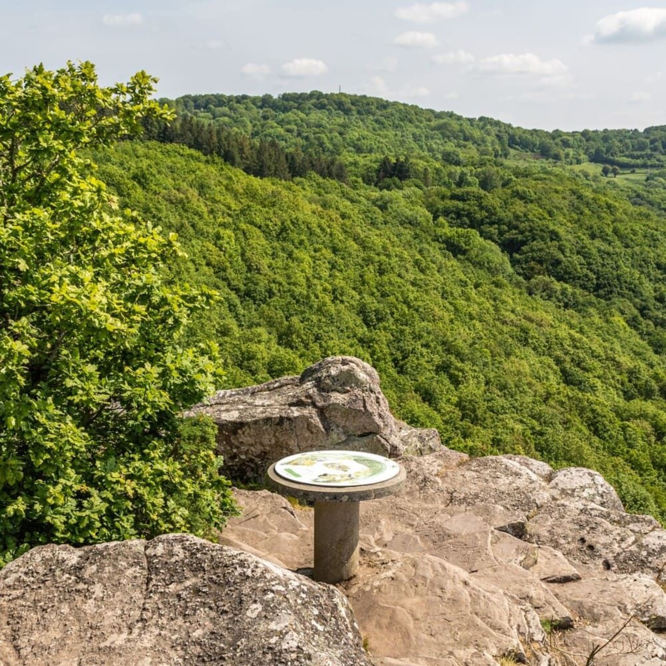 Randonnée roche d'Oëtre : vue sur la table d'orientation devant le panorama verdoyant