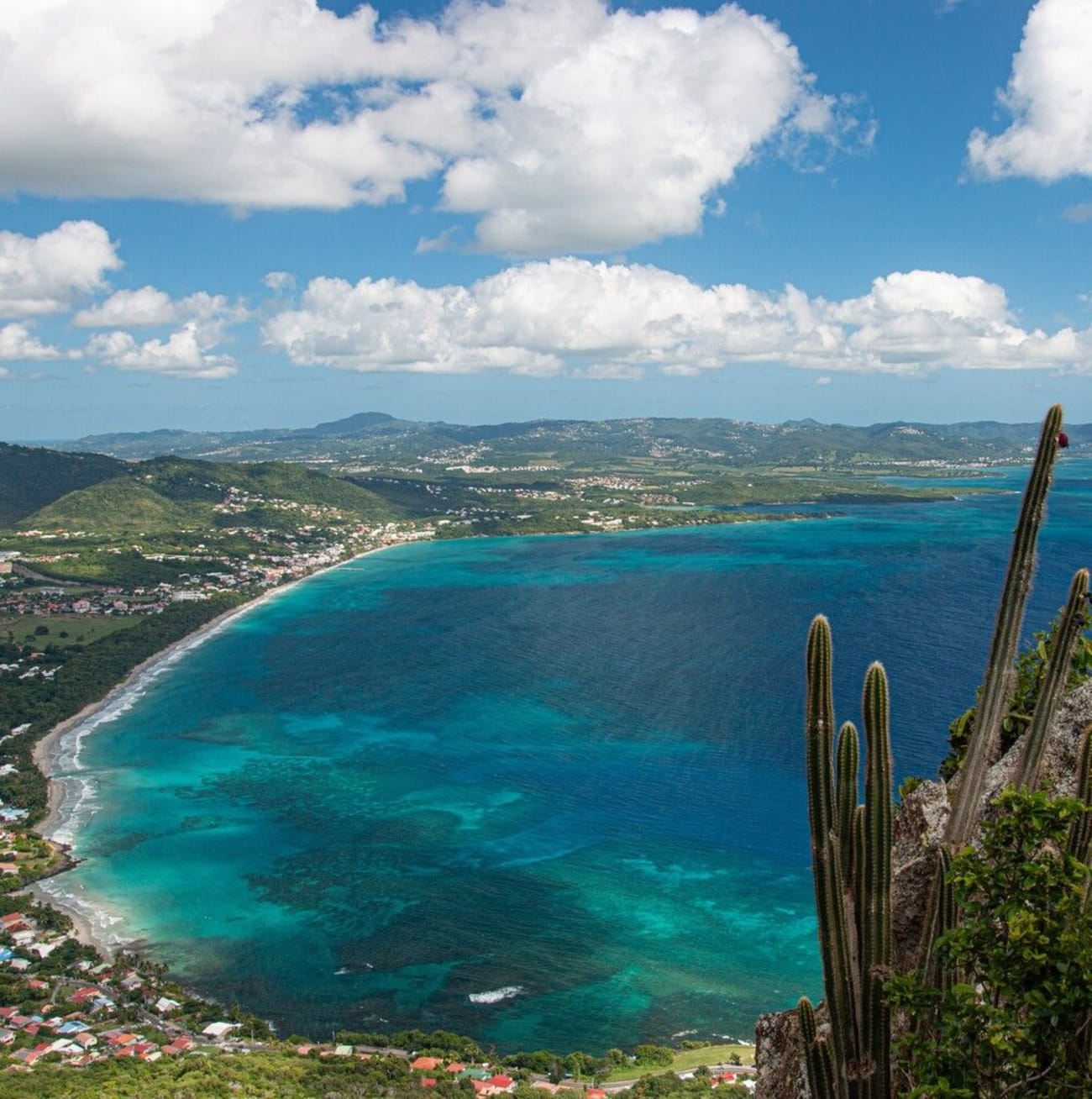 Vue sur la baie du Diamant depuis le Morne Larcher en Martinique.