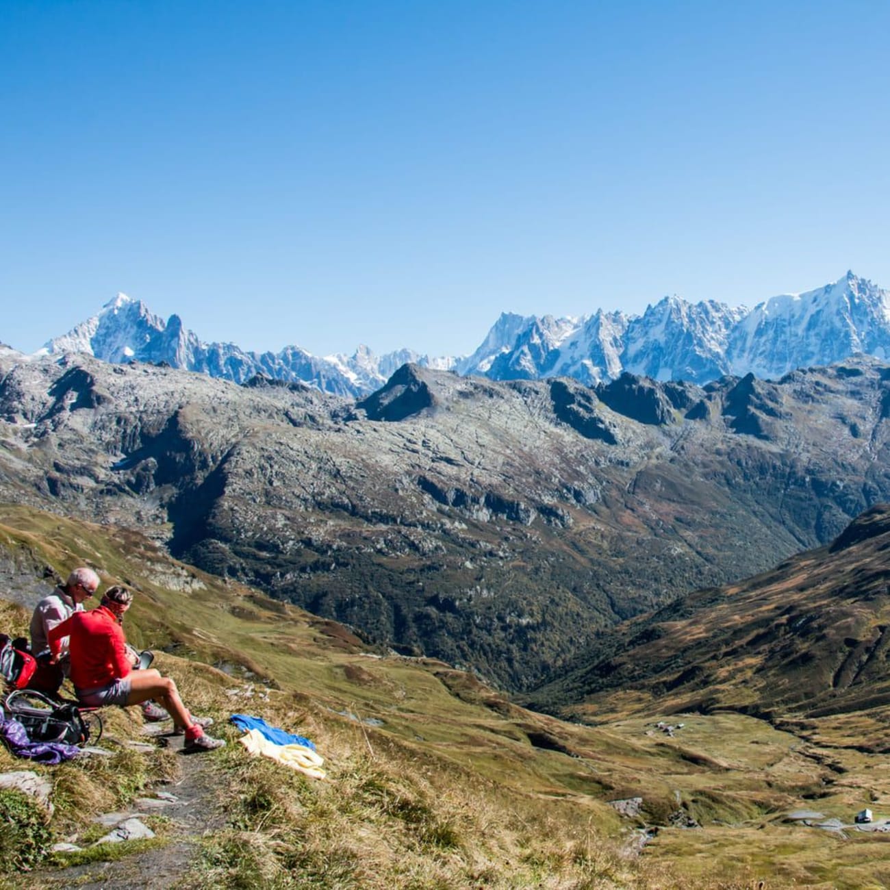 Randonnée lac d'Anterne : randonneurs faisant une pause sur sentier entouré de montagnes