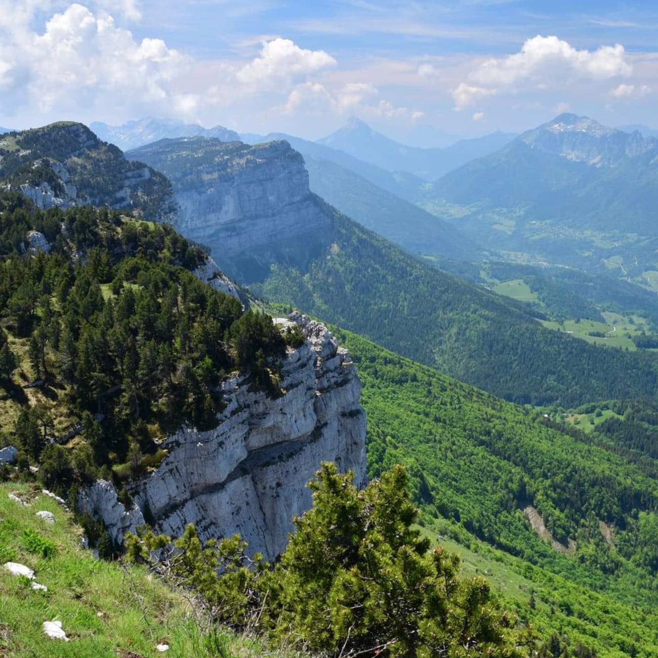 Randonnée mont Granier : vue sur montagnes verdoyantes