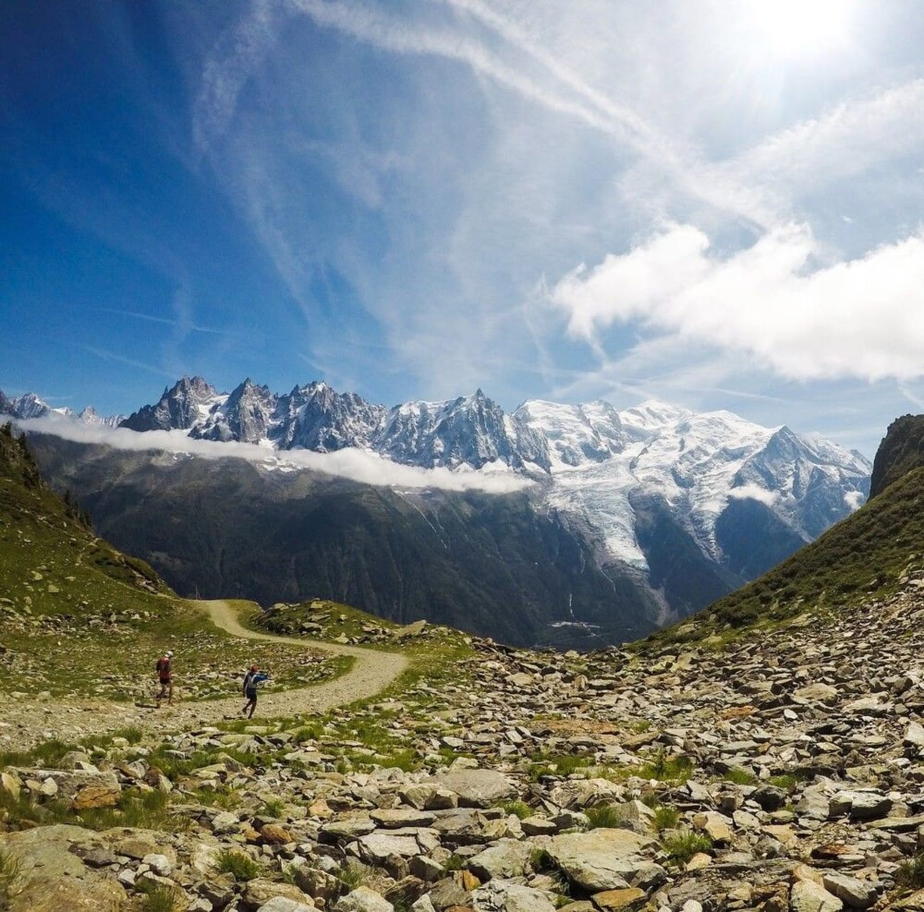 Randonnée lacs Jovet : randonneurs au sommet du col de Voza.