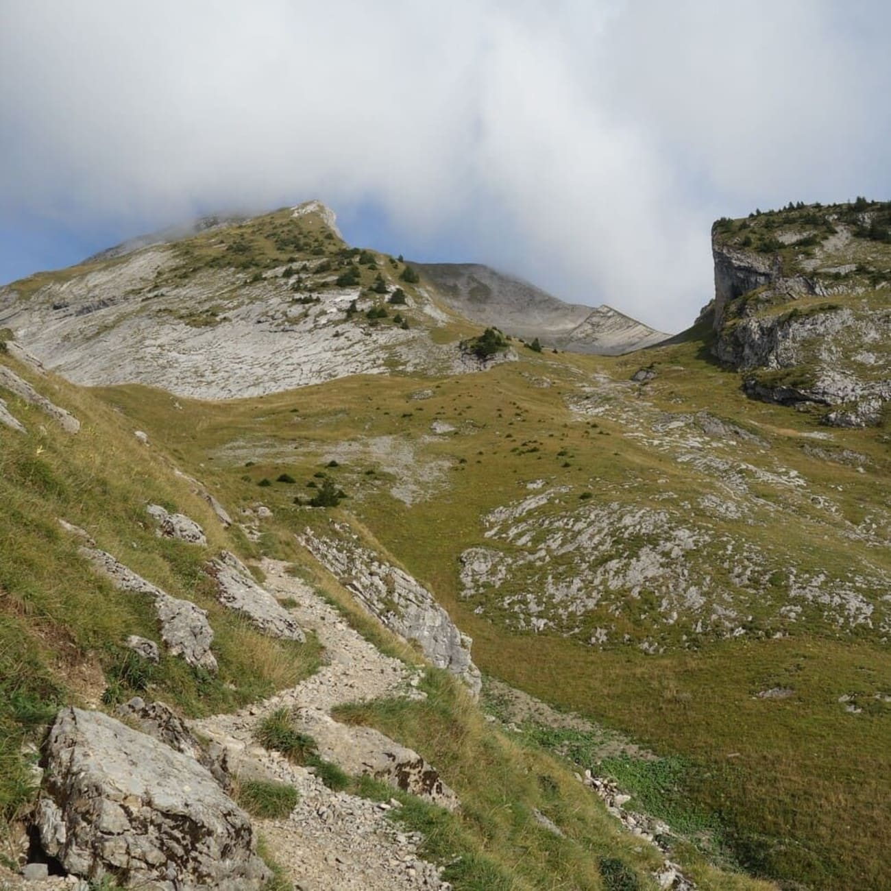 Randonnée mont Charvin : sentier montant au mont Charvin depuis les Sardoches, avec des nuages au sommet