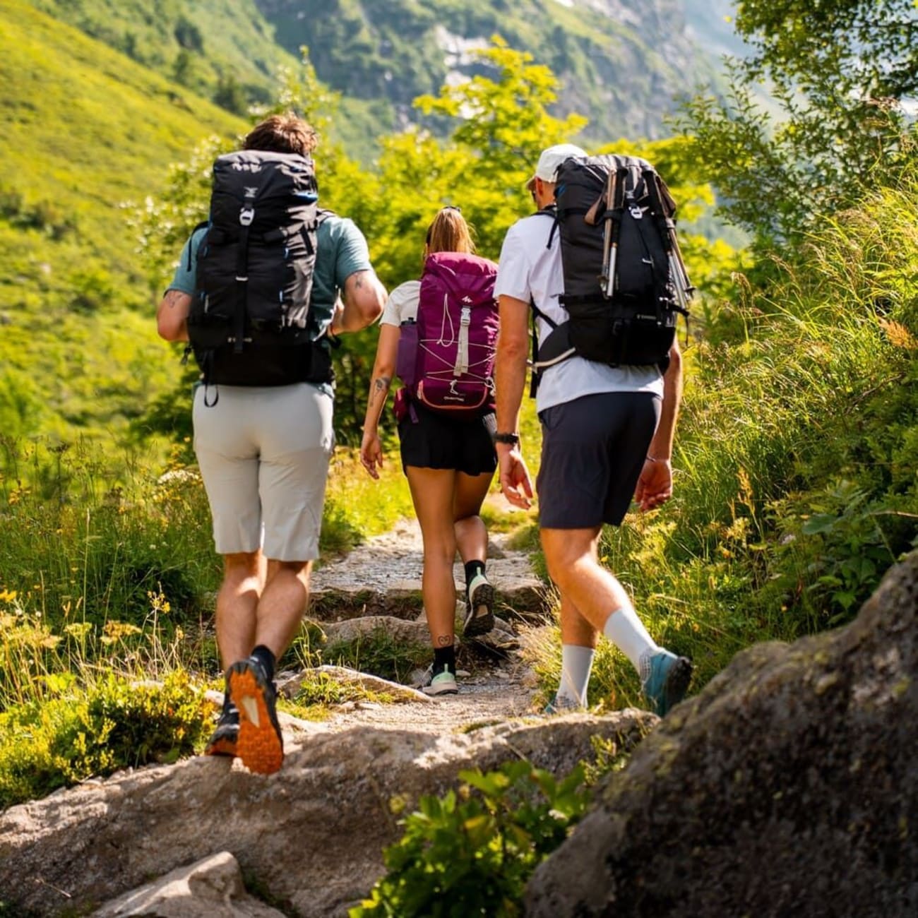 Trois randonneurs sur un sentier en montagne