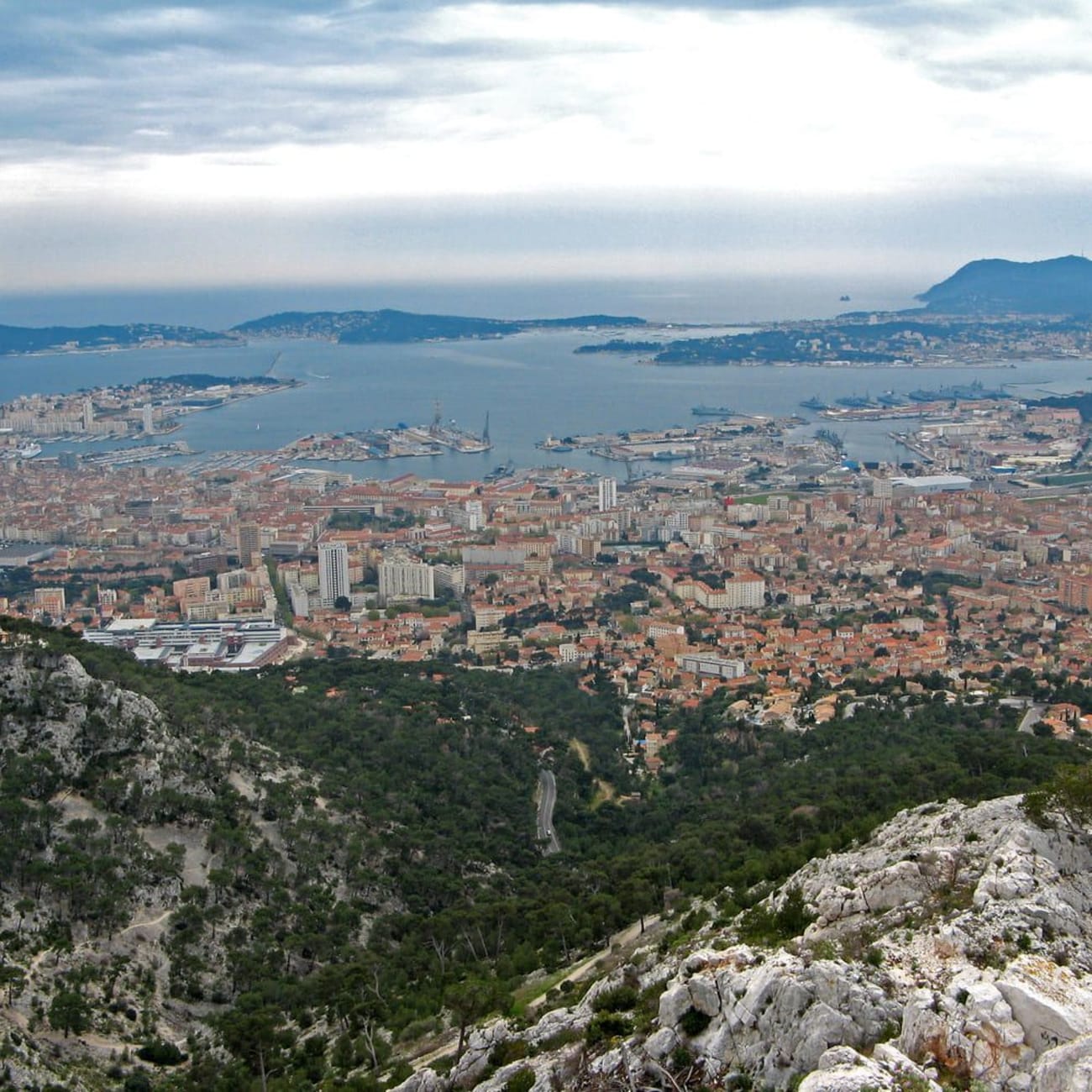Randonnée mont Caume : ville aux toits roses avec mer au loin, vue de la montagne