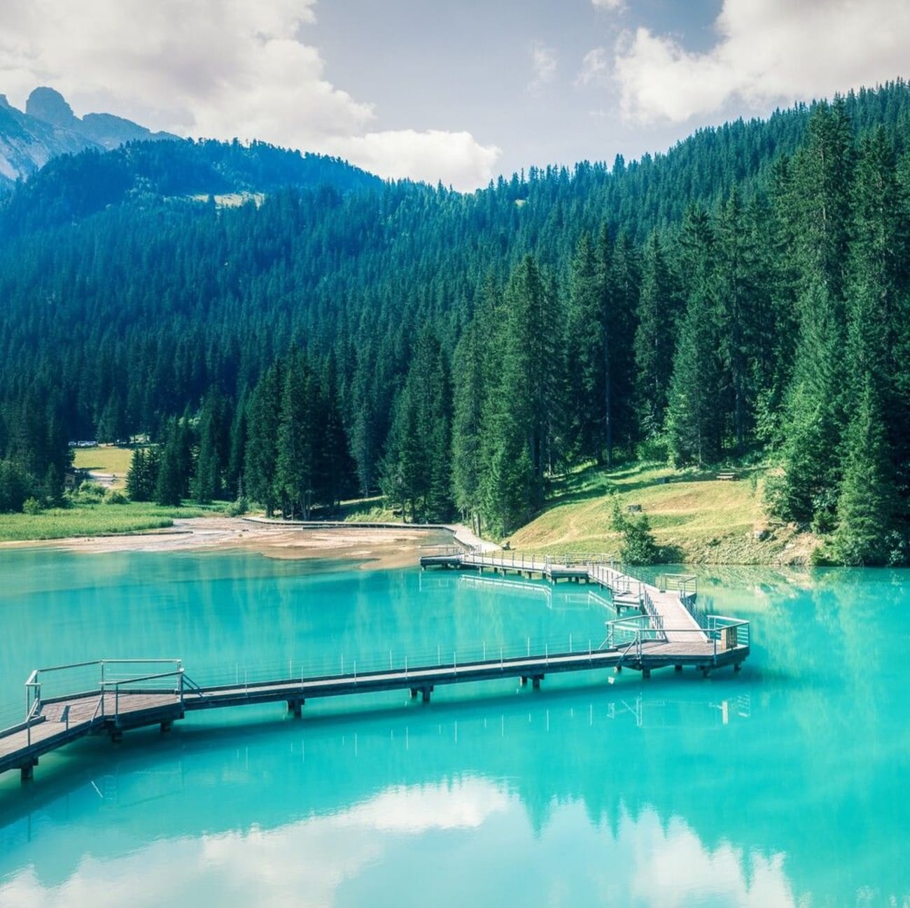 Vue sur le ponton du lac de la Rosière.