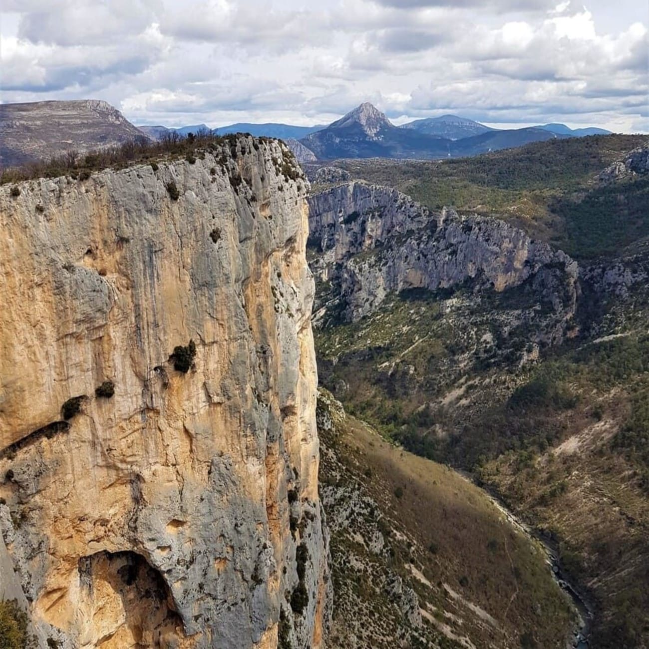 Randonnée gorges du Verdon : vue depuis les crêtes sur les gorges