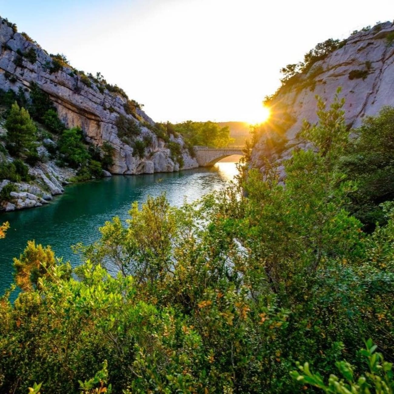 Randonnée basses gorges du Verdon : vue sur les gorges au coucher du soleil