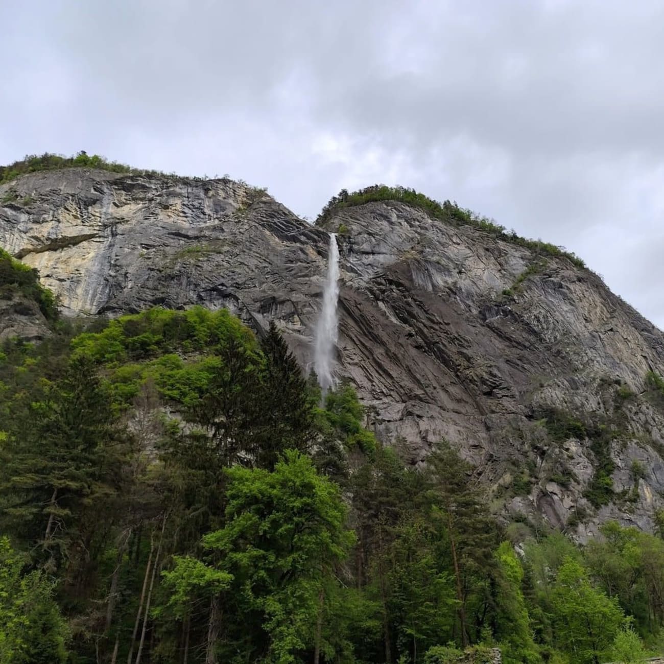 Randonnée cascade de l'Arpenaz : chute d'eau coulant sur montagne