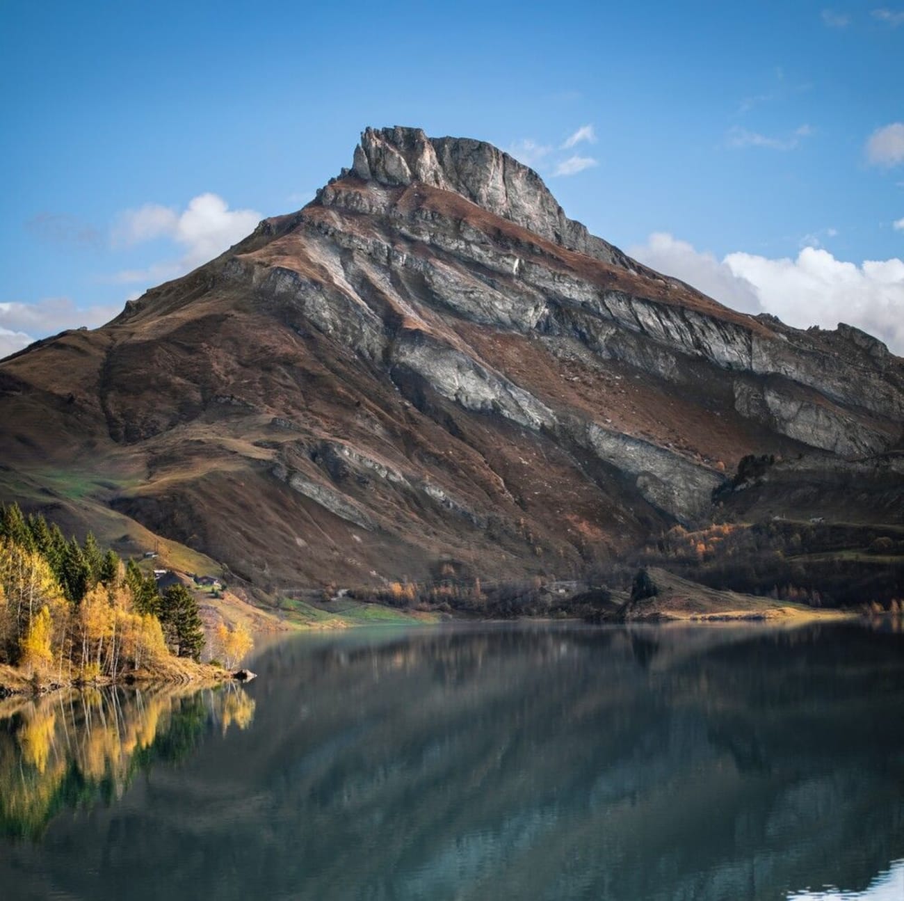 Vue sur le rocher du Vent et le lac de Roselend dans le Beaufortain.