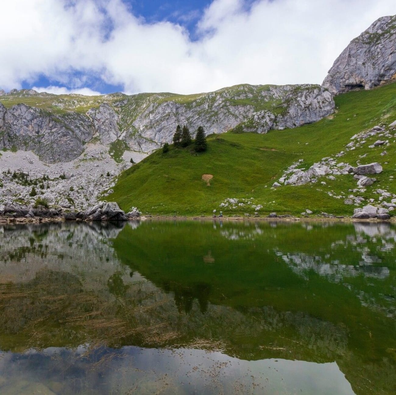Vue sur le lac de Darbon dans le massif du Chablais.