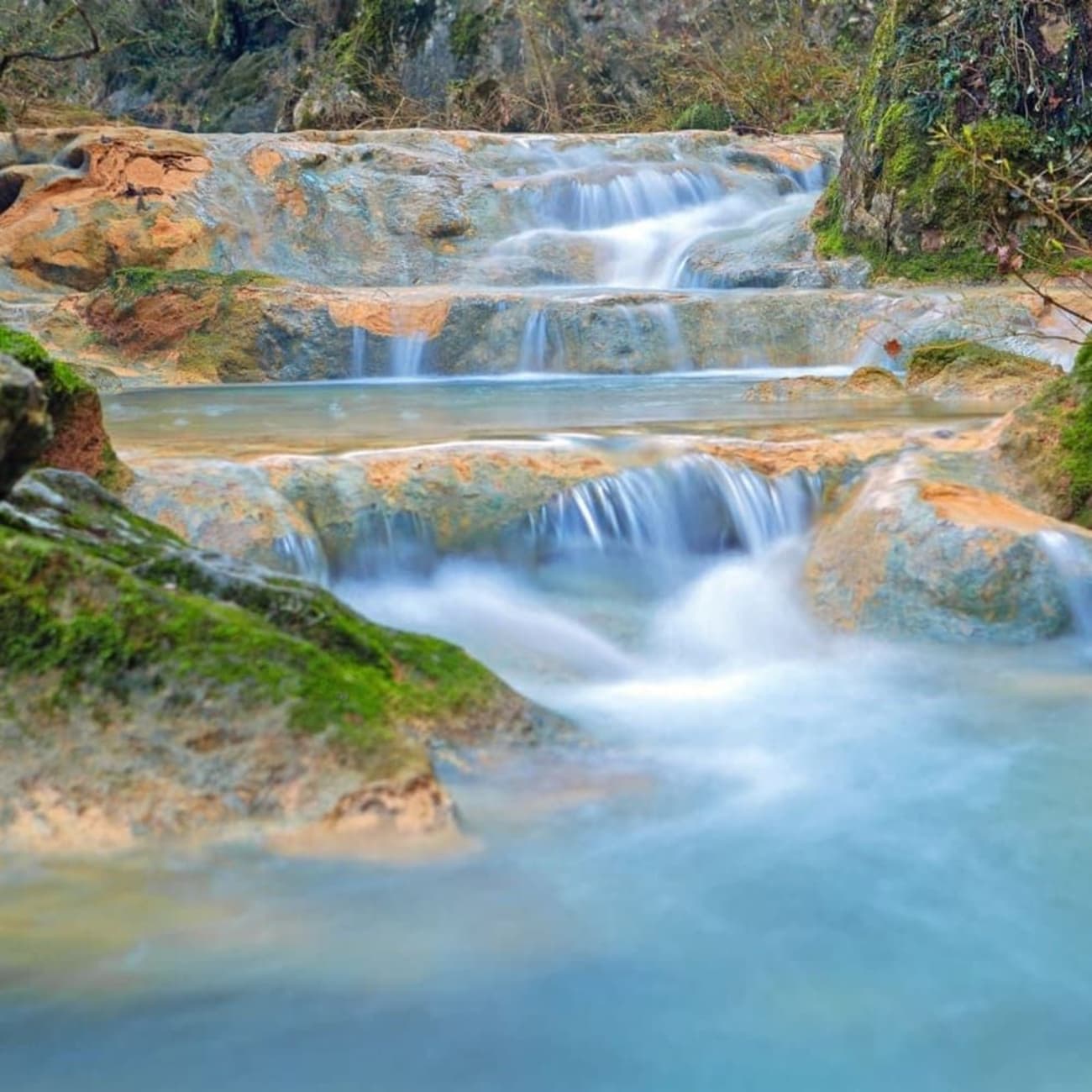Randonnée source de l'Huveaune : eau laiteuse coulant sur plusieurs étages de roche