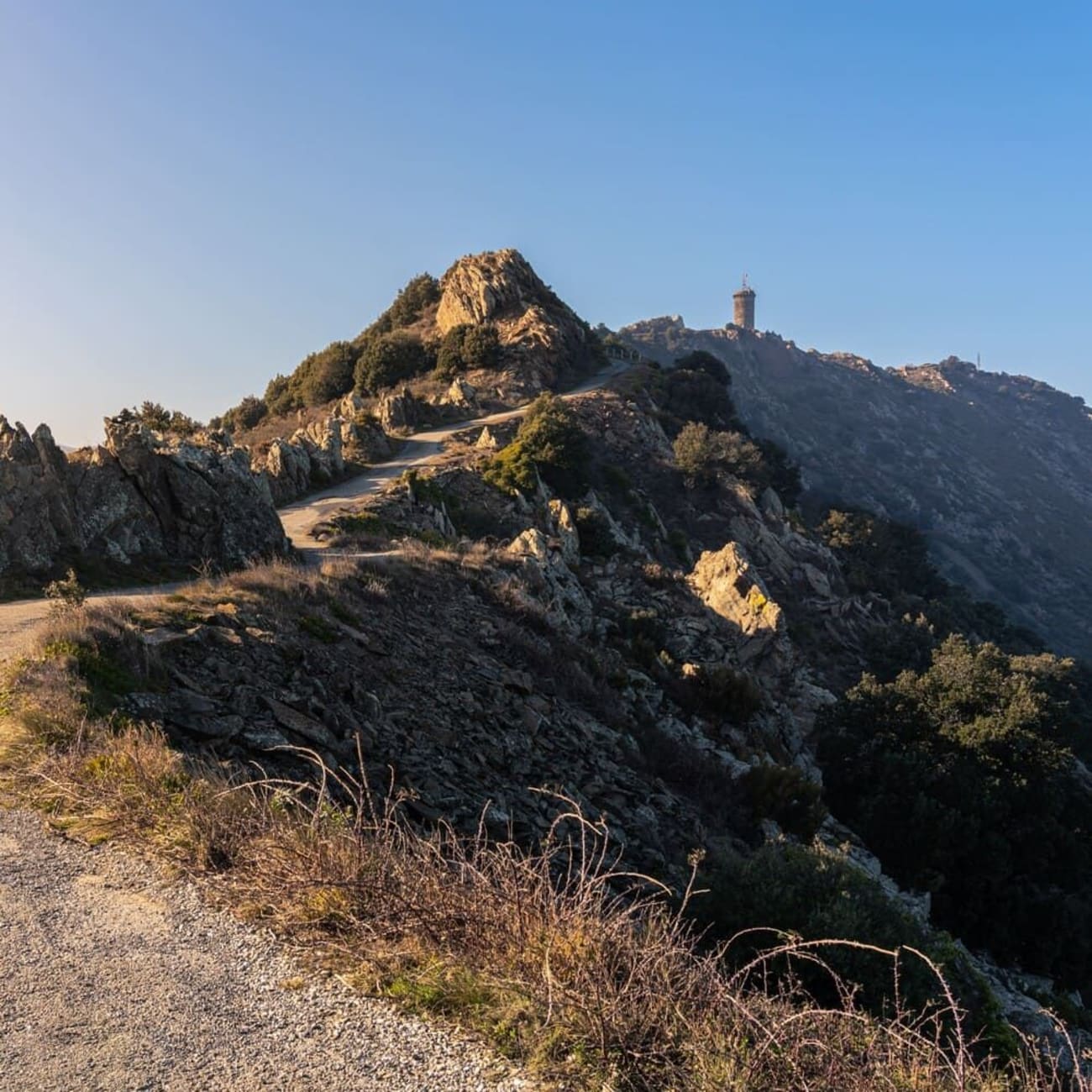 Randonnée tour Madeloc : vue sur le chemin serpentant jusqu'à la tour