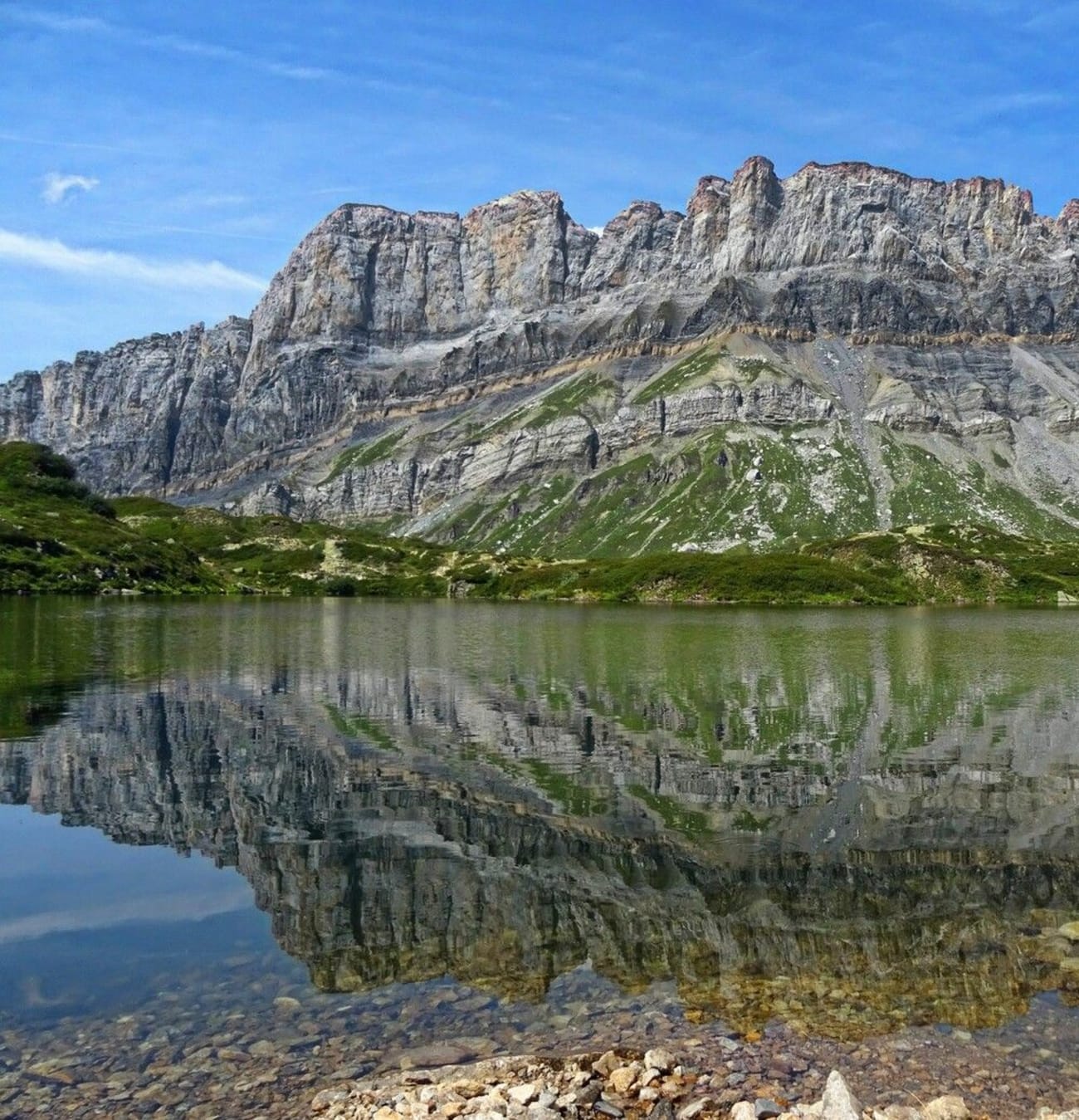 Vue sur le lac de Pormenaz en Haute-Savoie.