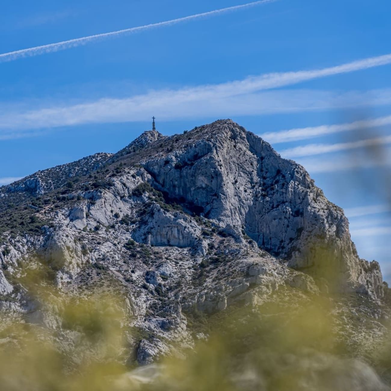 Randonnée Aix-en-Provence : croix perchée sur montagne rocheuse