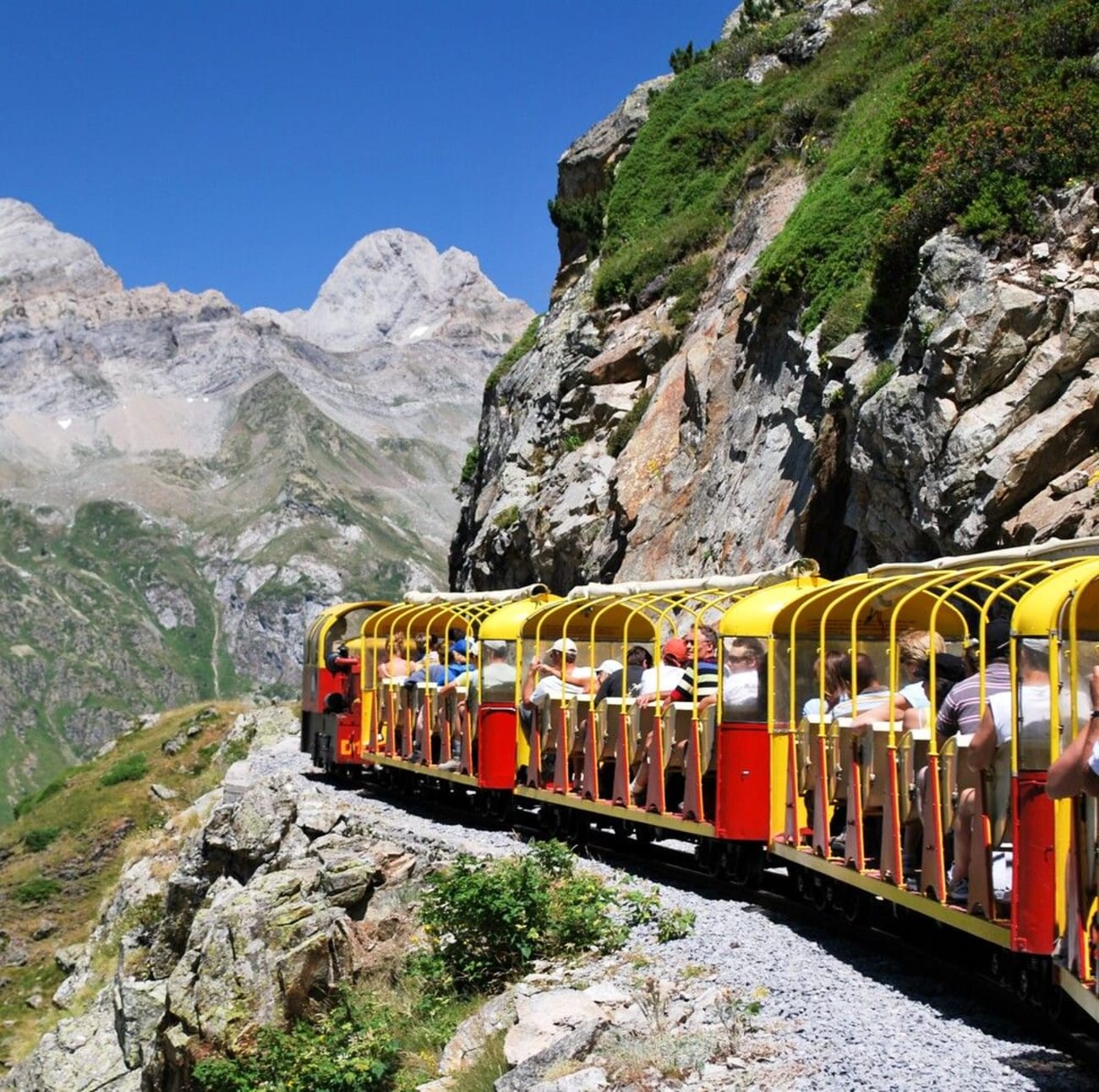 Le petit train menant au lac d'Artouste dans la vallée d'Ossau.