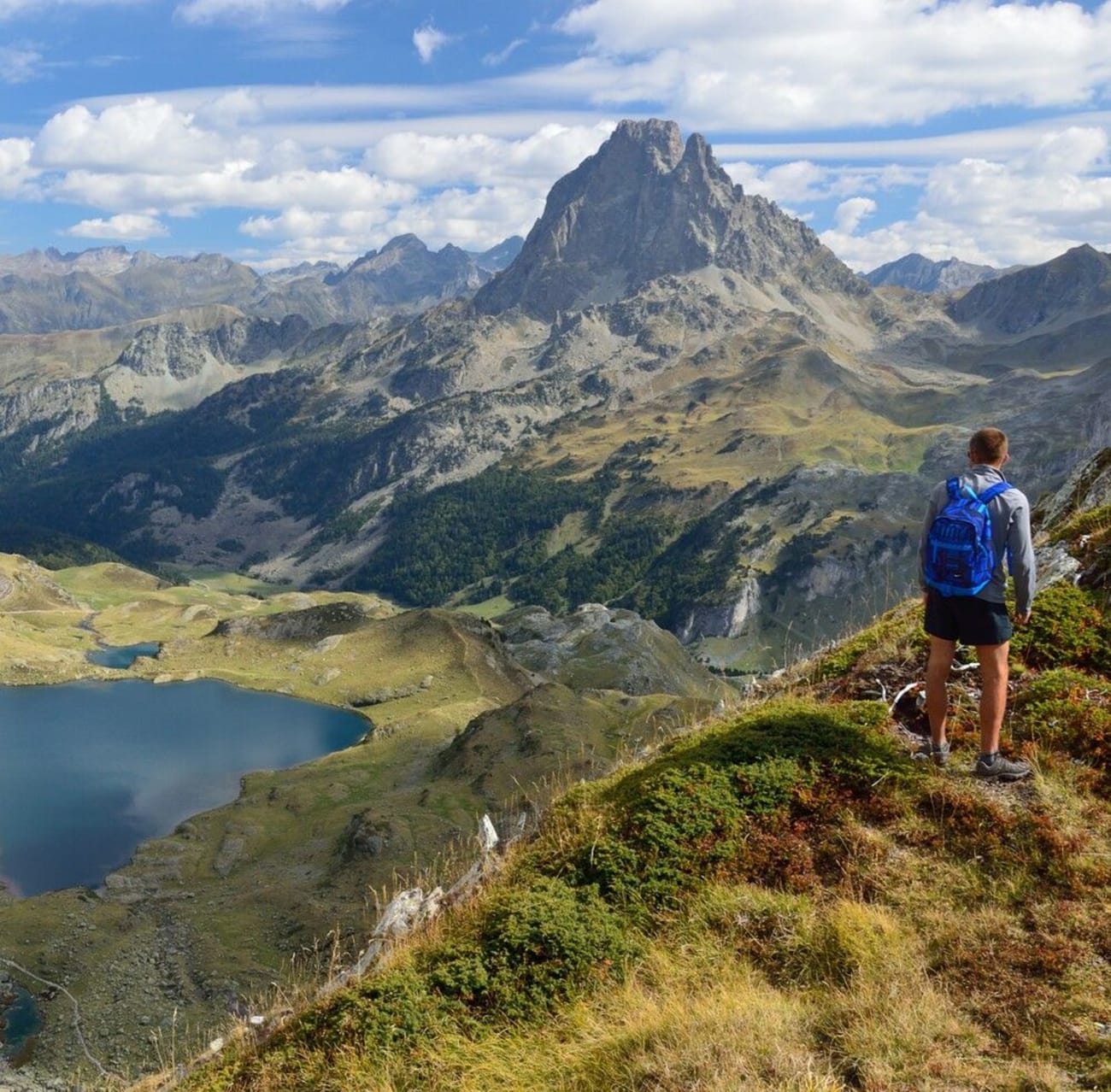 Randonneur devant le lac Gentau dans la vallée d'Ossau.