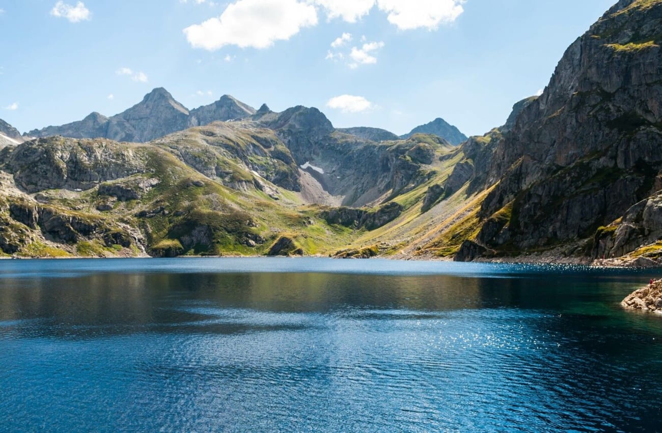 Vue sur le lac d'Artouste dans les Pyrénées-Atlantiques.