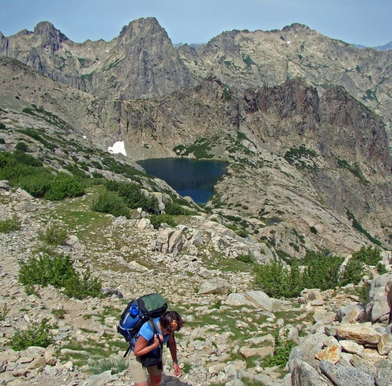 Randonneuse au lac de Rinosu non loin du lac de Melo en Corse.