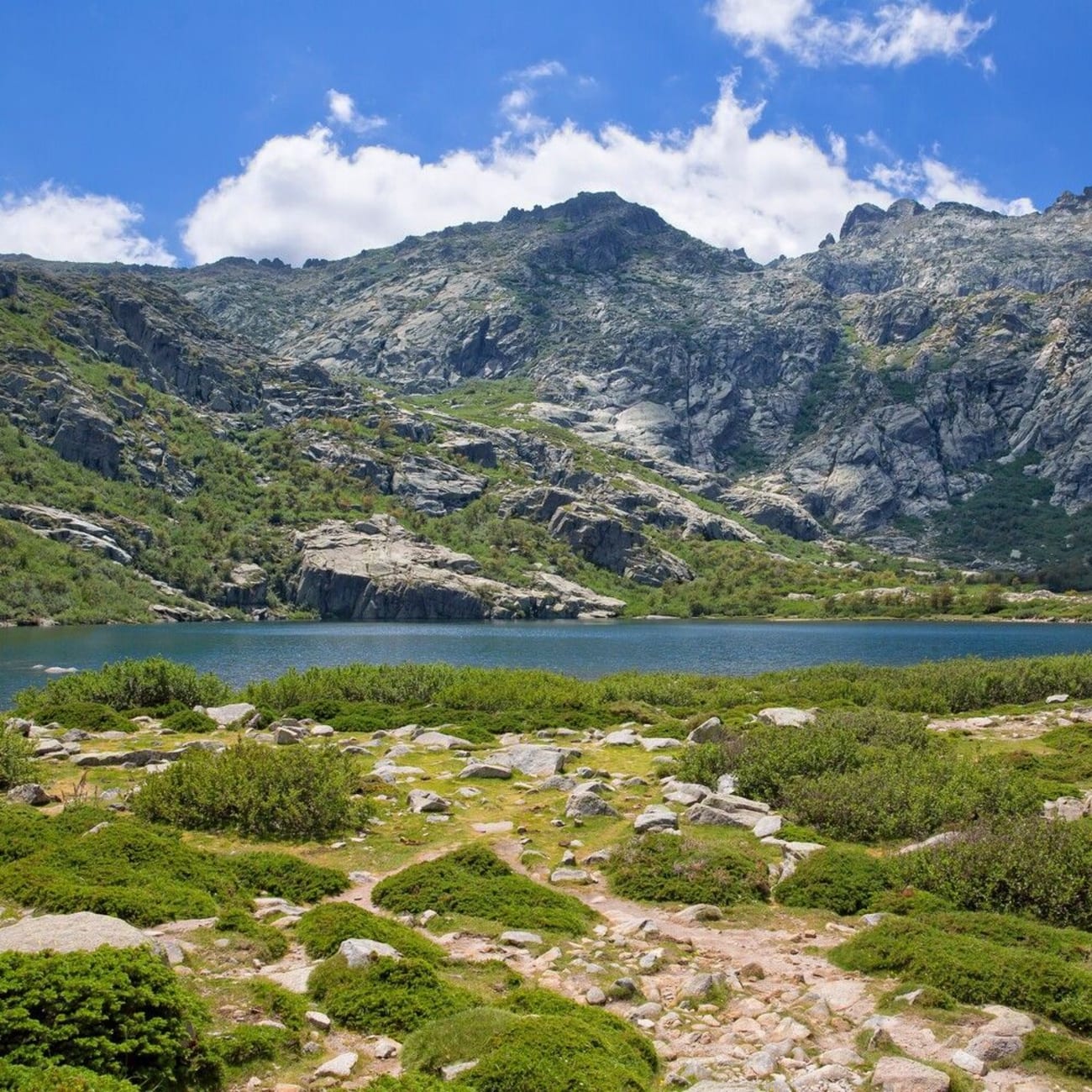 Vue sur le lac de Melo en Corse.