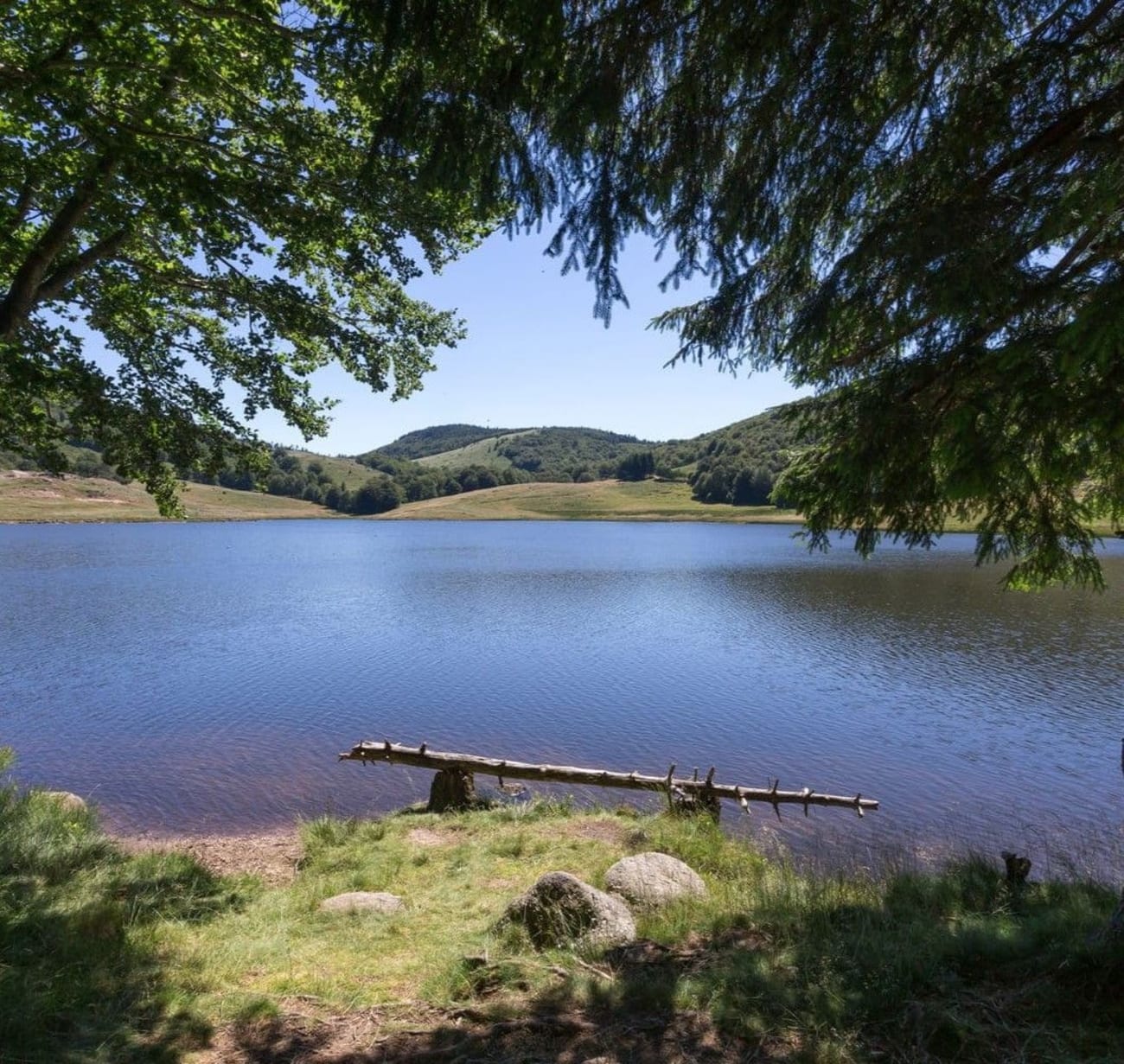 Vue sur le lac des Pises dans les Cévennes.