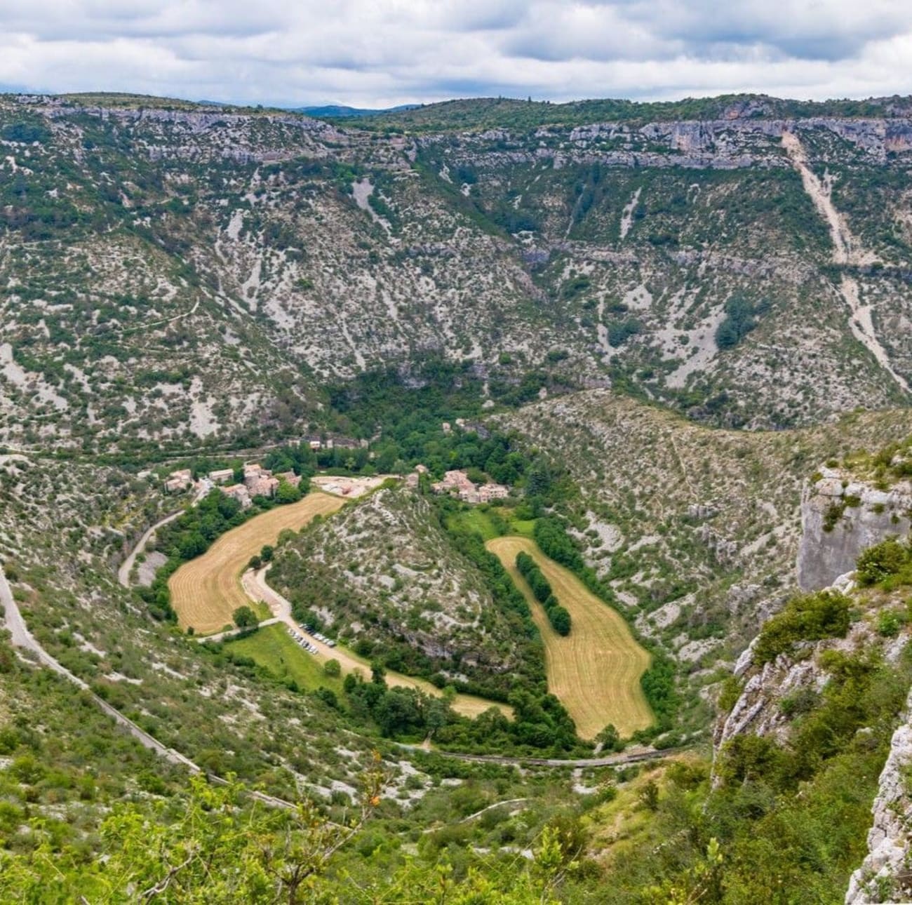 Vue sur le cirque de Navacelles dans les Cévennes.