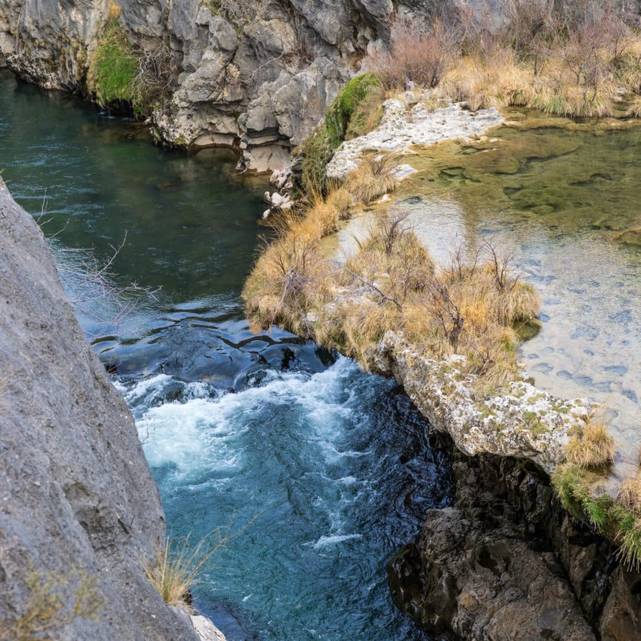 Randonnée cascades Hérault : chute d'eau entre roches