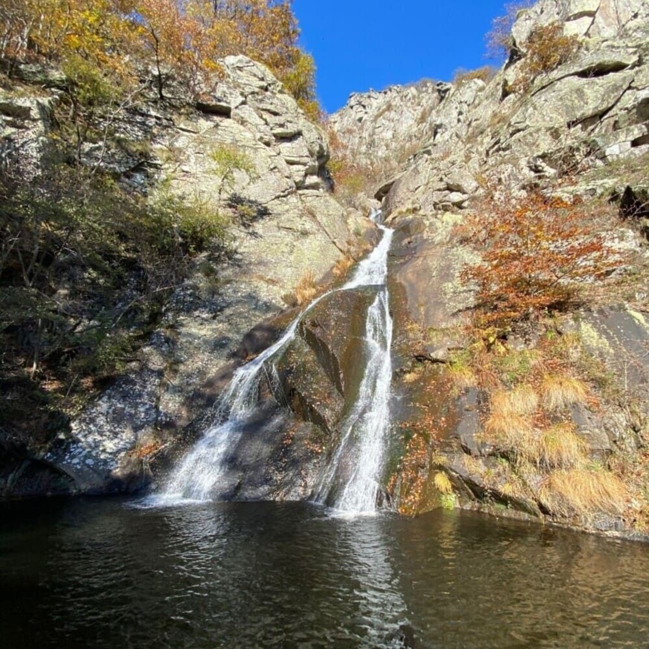 Randonnée cascades Hérault : chute d'eau se séparant en deux sur roche