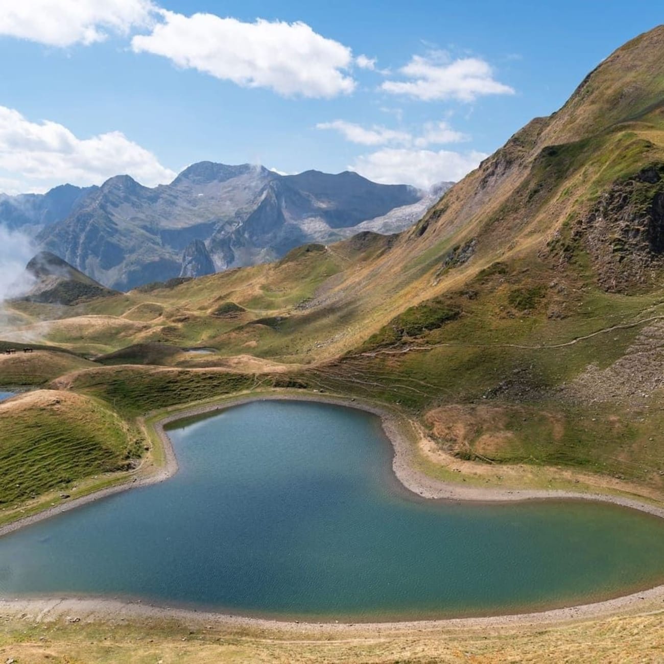 Randonnée lac du Montagnon : lac en forme de cœur au pied des montagnes