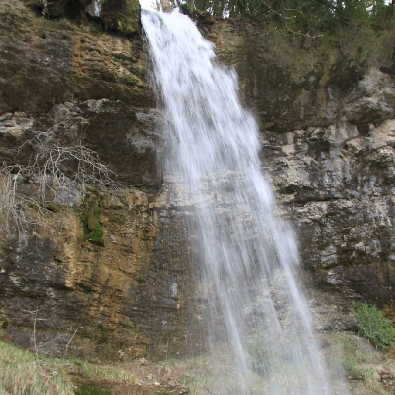 Randonnée cascades Ain : chute d'eau sur roche