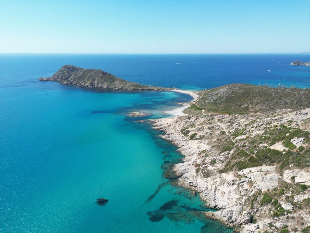 Randonnée sentier du littoral Saint-Tropez : pointe de terre rocheuse reliée à une autre et entourée de mer bleue