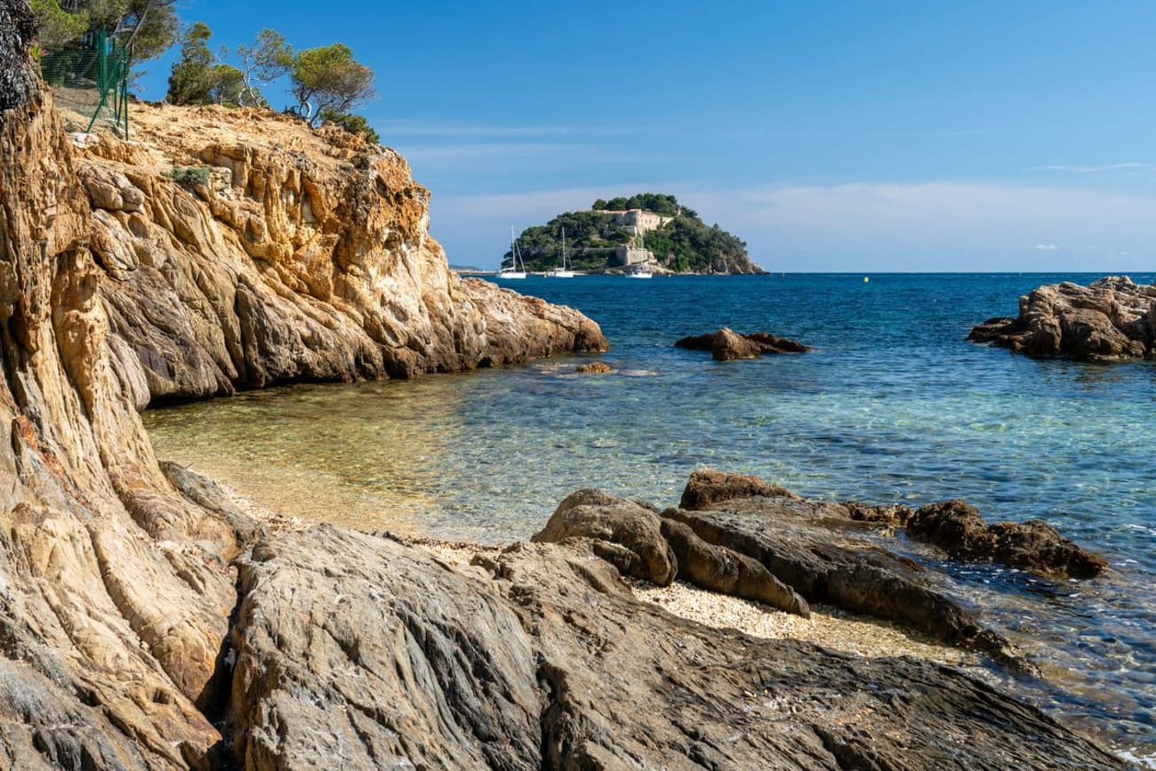 Randonnée sentier du littoral Le Lavandou : rochers et falaise bordés par l'eau bleue