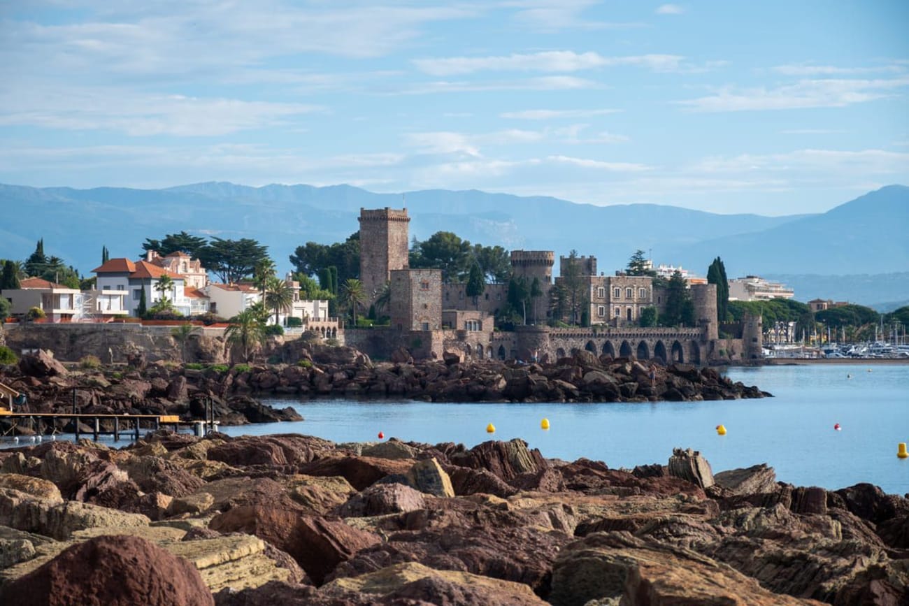 Randonnée sentier du littoral Mandelieu-la-Napoule : rochers et château bordés d'eau