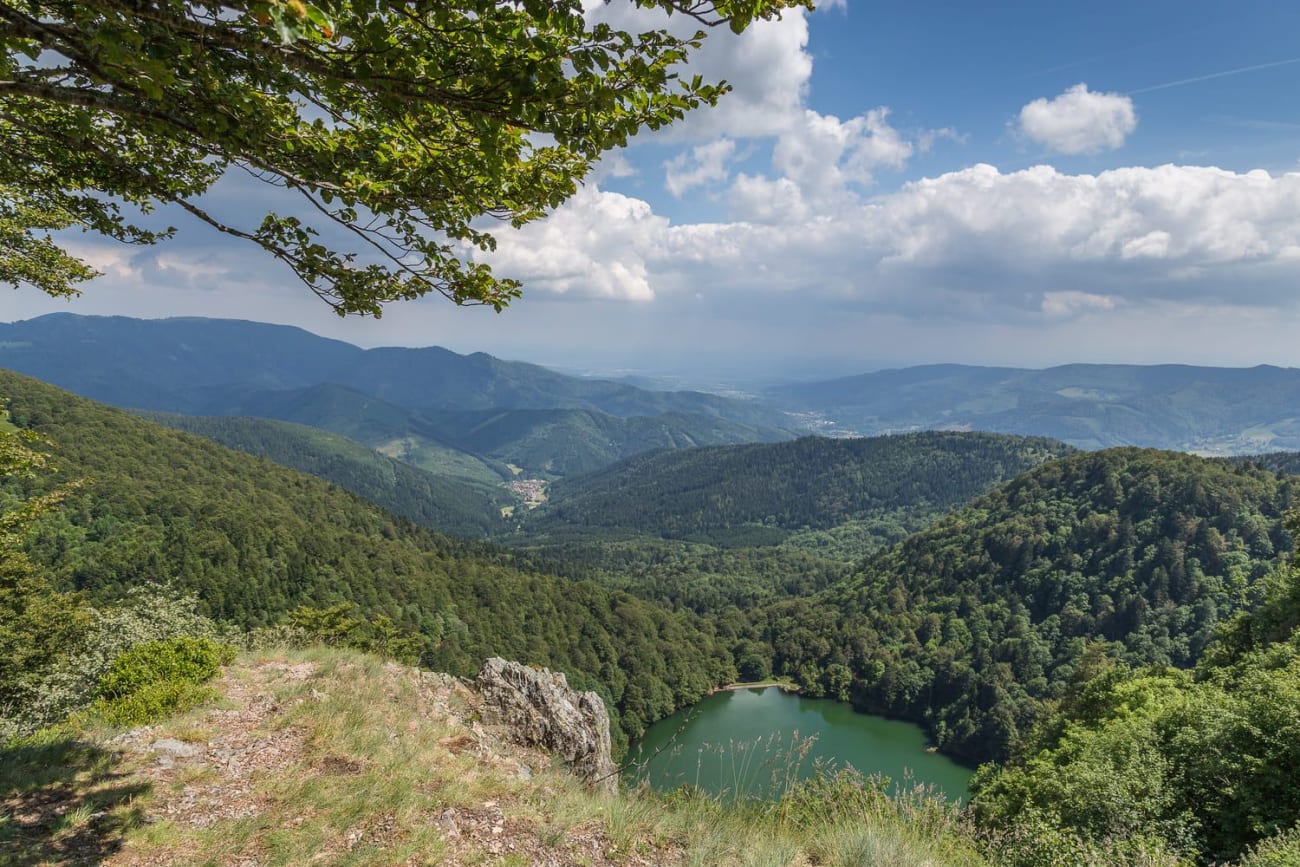 Randonnée lac des Perches : vue sue le lac et la vallée depuis les hauteurs des montagnes des Vosges