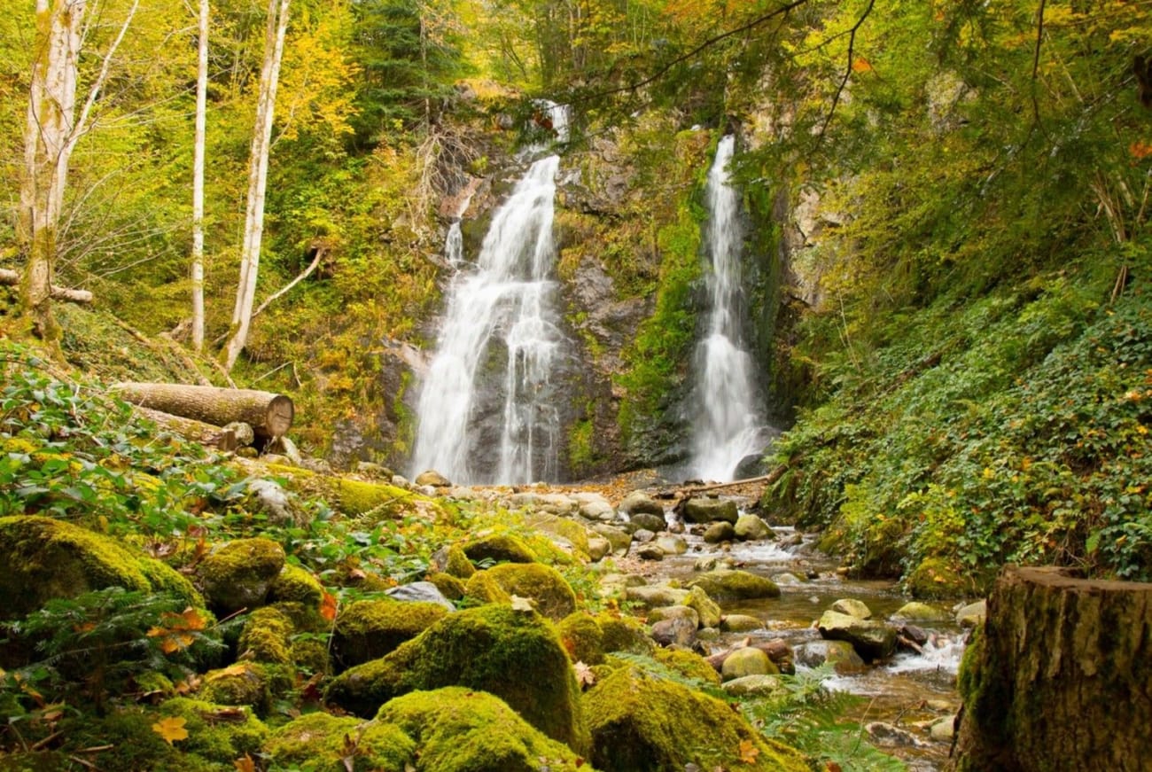 Vue sur la cascade du Heidenbad en Alsace.