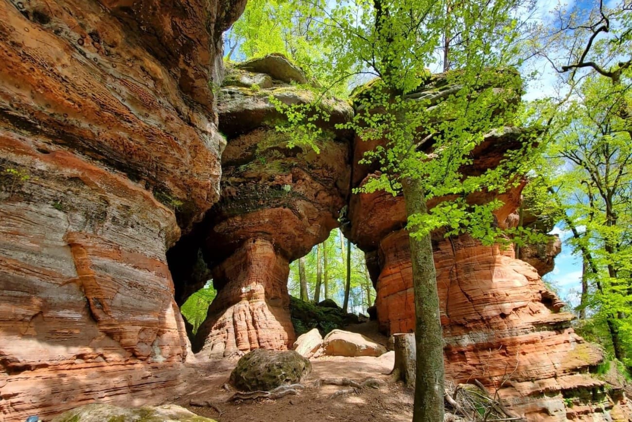 Vue sur les roches ocres du Colorado alsacien depuis un sentier de randonnée en Alsace
