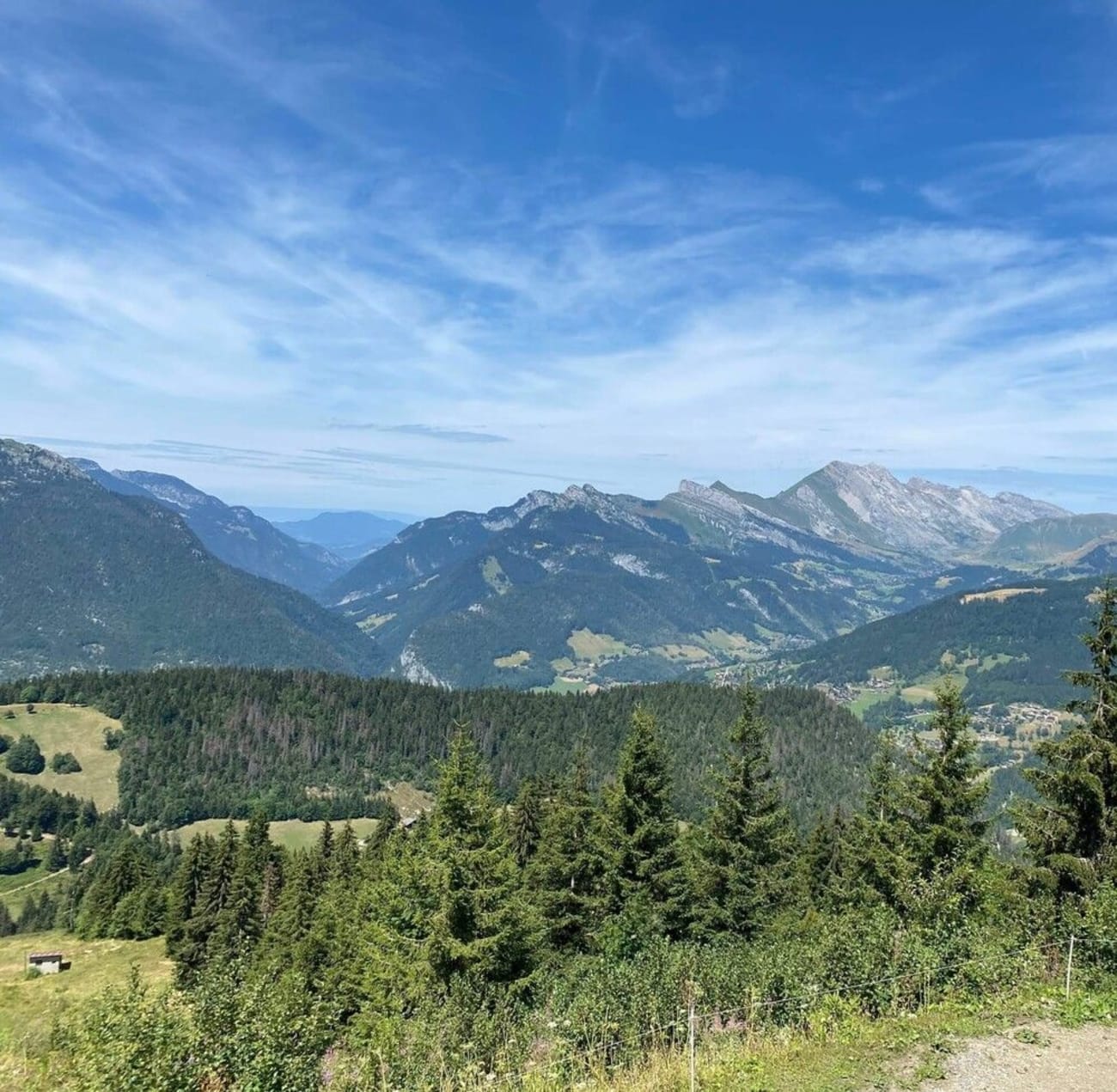 Vue sur le plateau de Beauregard non loin de La Clusaz.